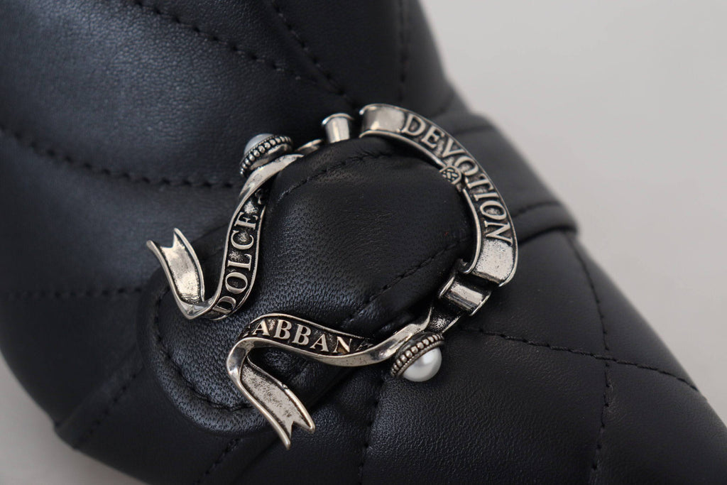 Bottes noires Dolce & Gabbana Devotion à talons courts en cuir matelassé avec boucle à la cheville.