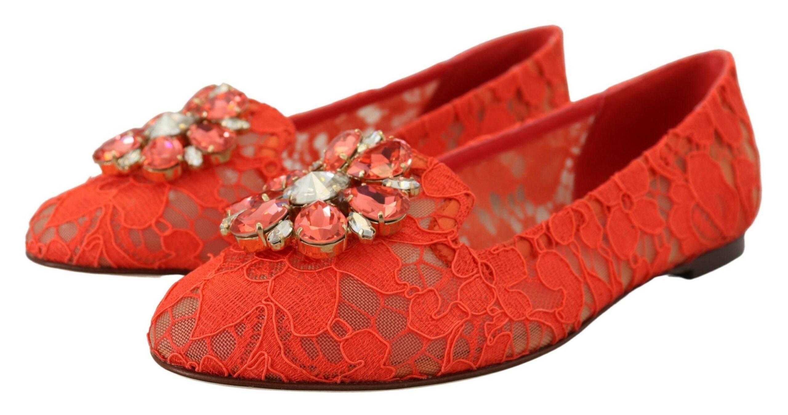 Chaussures ballerines Dolce & Gabbana Taormina en dentelle rouge avec cristaux, élégantes et délicates.