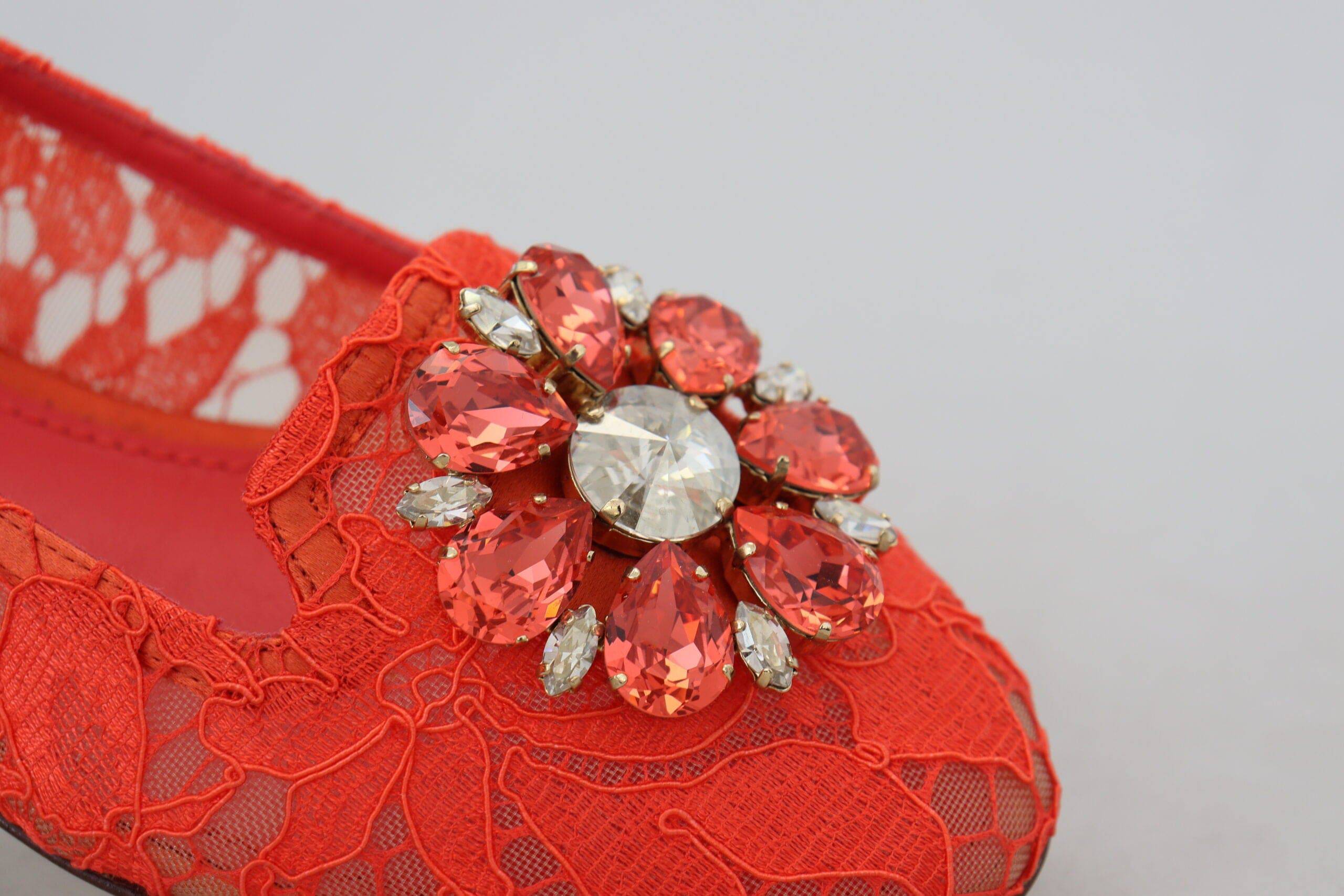 Chaussures ballerines Dolce & Gabbana Taormina en dentelle rouge avec cristaux, élégantes et délicates pour femmes.