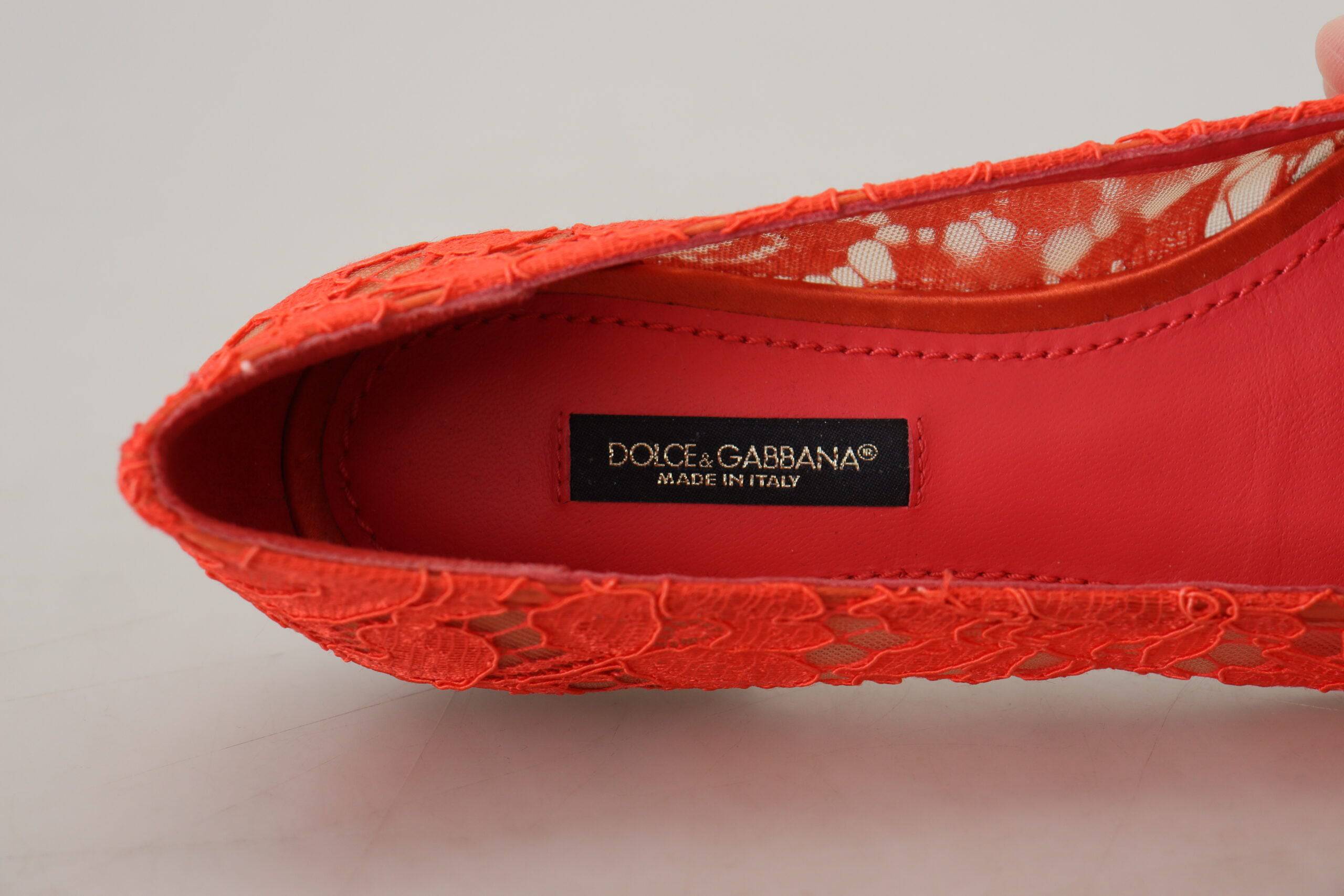 Chaussures ballerines Dolce & Gabbana Taormina en dentelle rouge avec cristaux, élégantes et féminines.