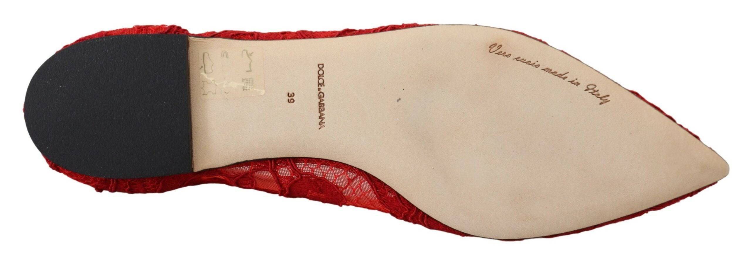 Chaussures plates Dolce & Gabbana Taormina en rouge avec cristaux, mocassins élégants pour femmes.