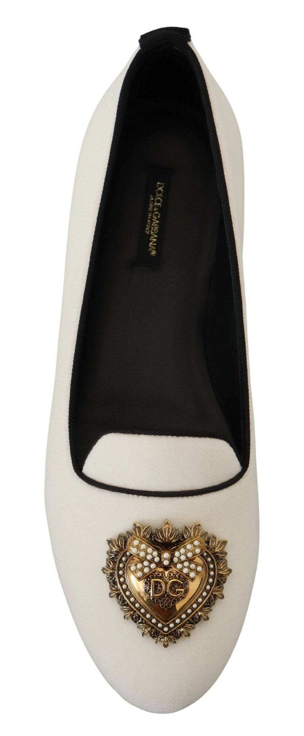 Chaussures Dolce & Gabbana en velours blanc, mocassins plats slip-ons élégants pour femmes, vue de face.