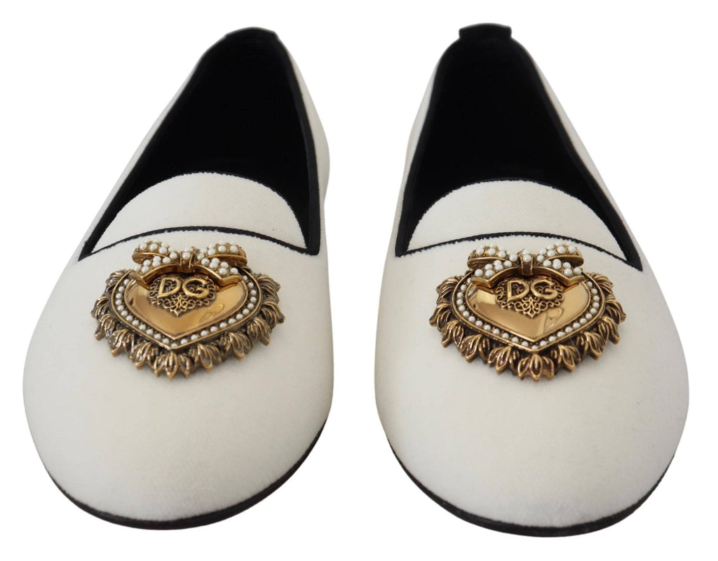 Chaussures Dolce & Gabbana en velours blanc, mocassins plats slip-ons élégants pour femmes, vue de face.