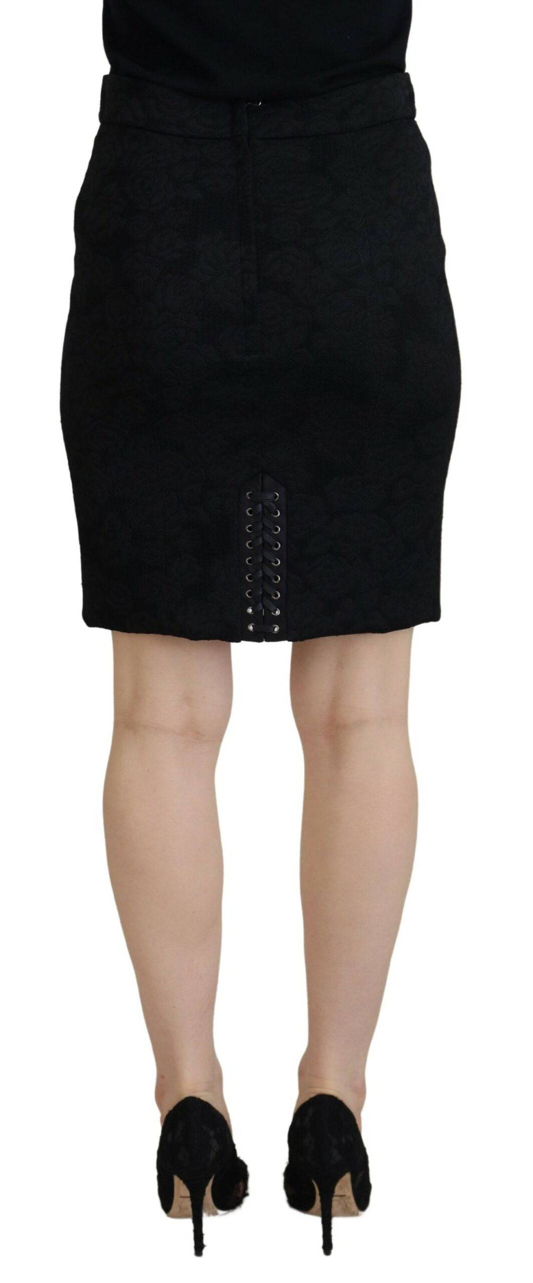 Jupe crayon noire en brocart Dolce & Gabbana, courte au-dessus du genou, avec un design élégant et sophistiqué.