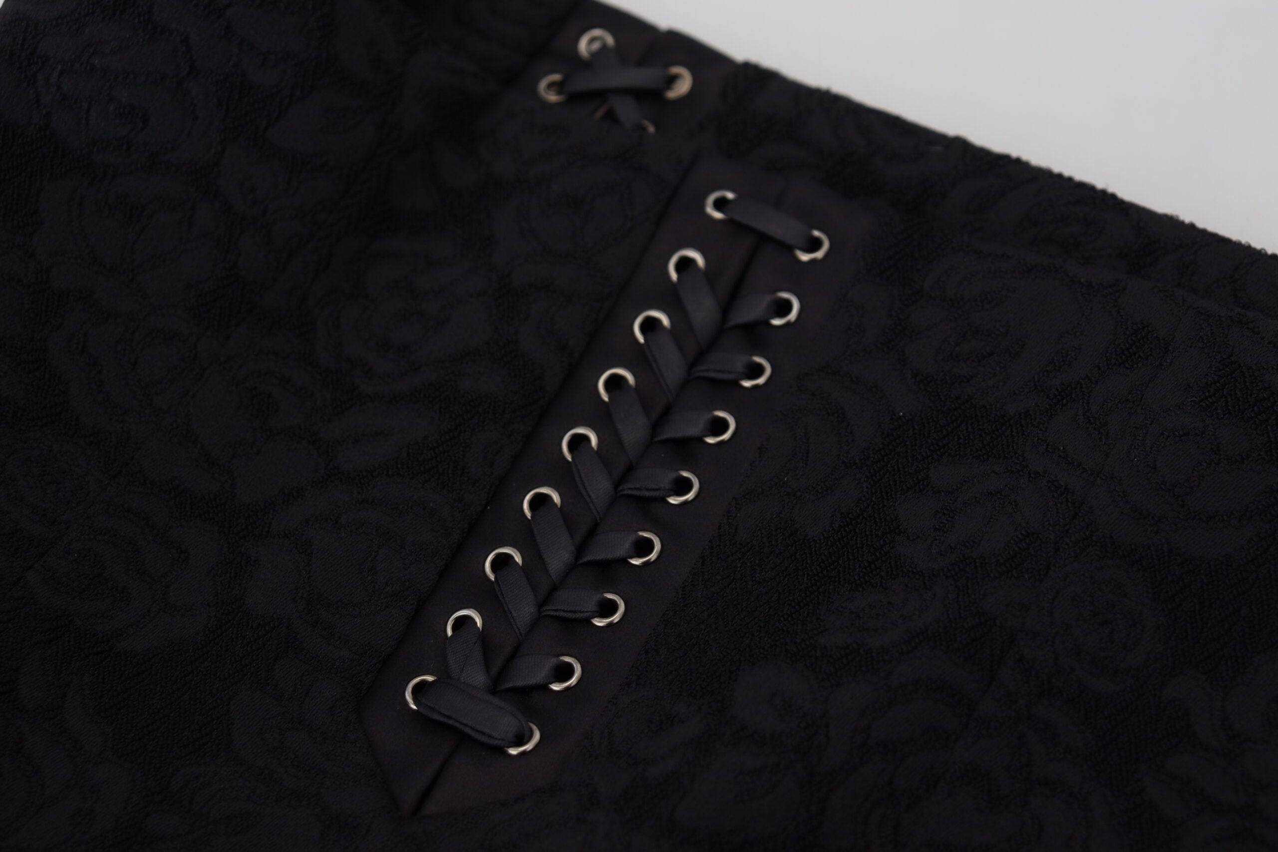 Jupe crayon noire en brocart Dolce & Gabbana, courte au-dessus du genou, avec une coupe élégante et sophistiquée.