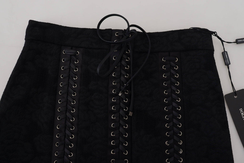 Jupe noire en brocart Dolce & Gabbana, courte, ajustée, style crayon, au-dessus du genou, élégante et sophistiquée.