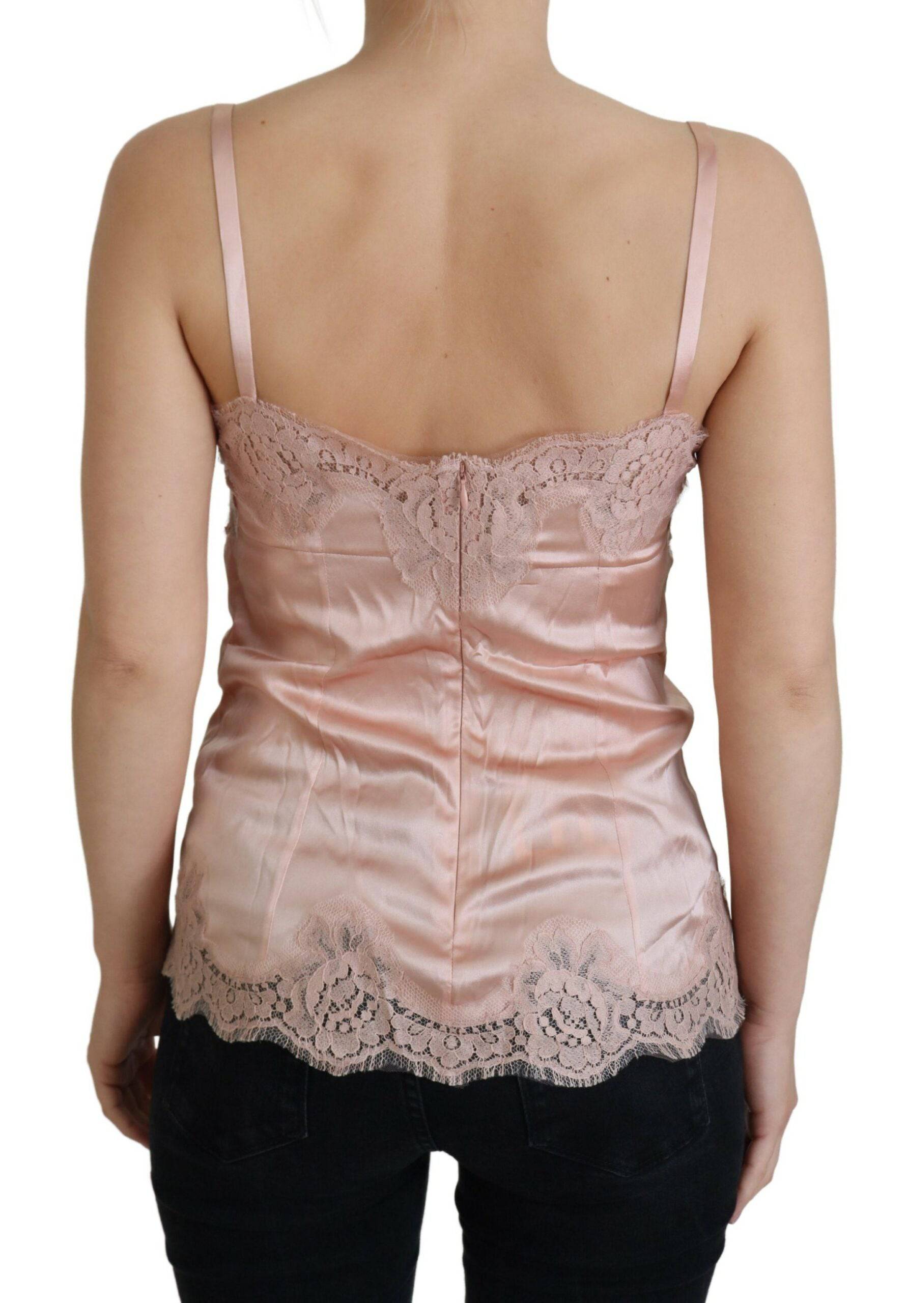 Top en satin rose pink avec dentelle et motifs de roses, de la lingerie Dolce & Gabbana, visible en détail.