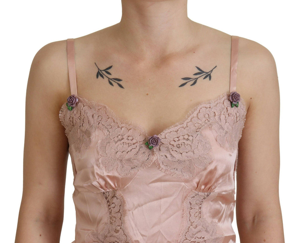 Débardeur en satin rose rose avec dentelle et roses, lingerie Dolce & Gabbana, détails élégants et féminins visible sur l'image.