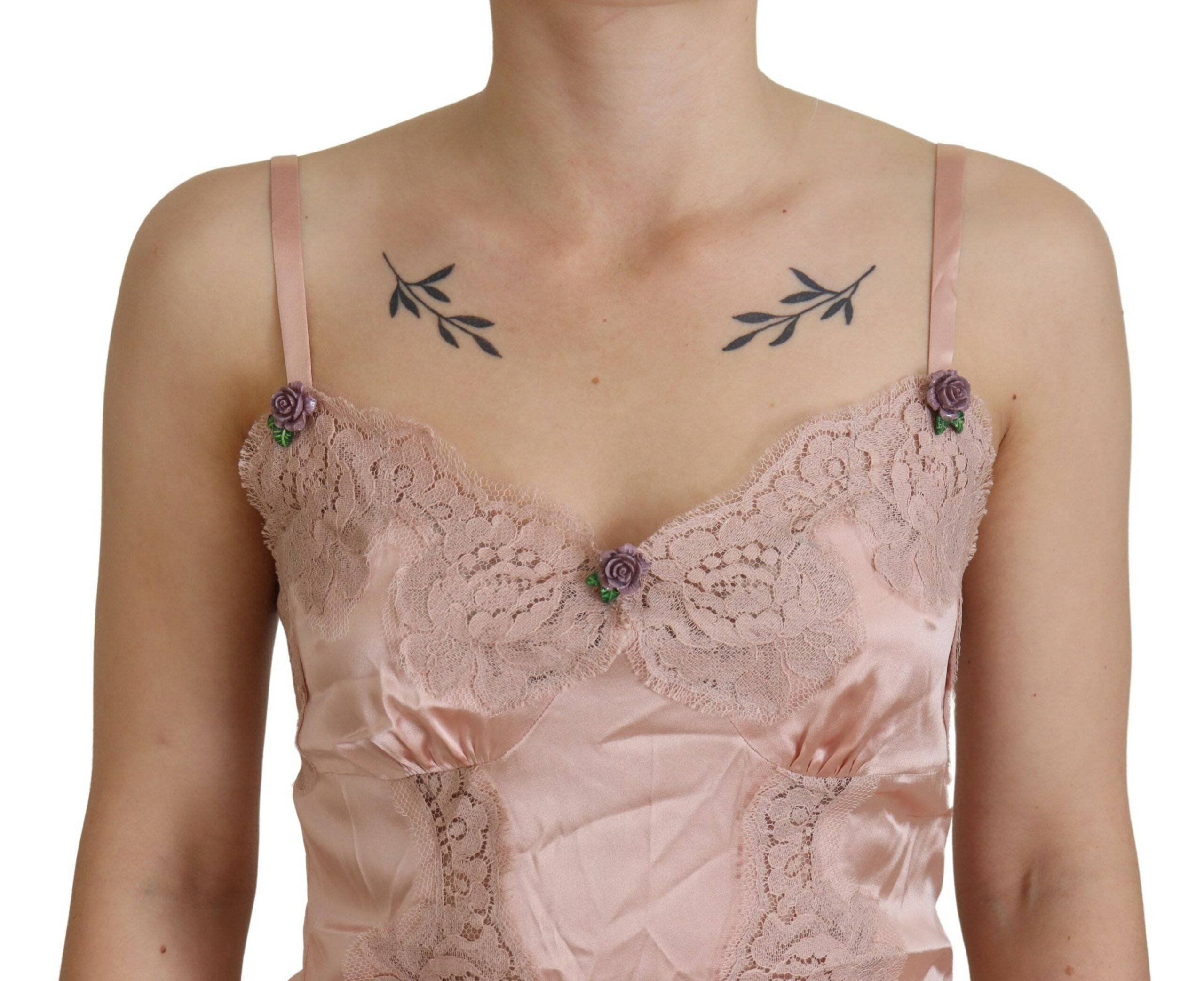 Débardeur en satin rose rose avec dentelle et roses, lingerie Dolce & Gabbana, détails élégants et féminins visible sur l'image.