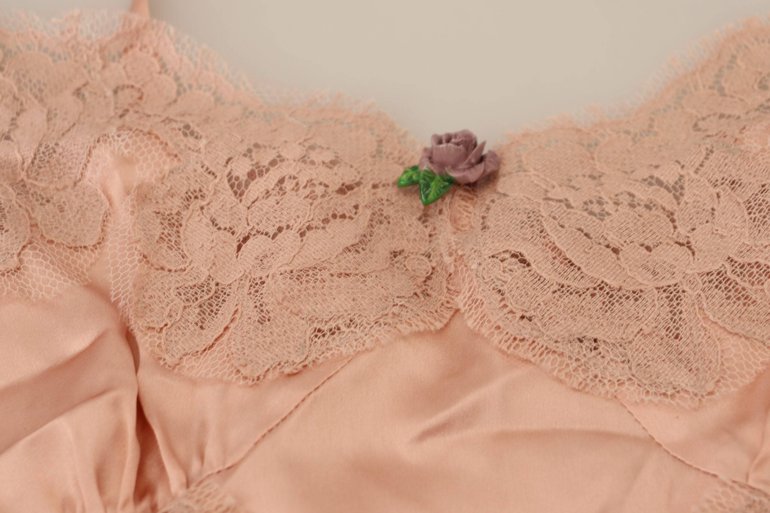 Tank top en satin rose et dentelle rose Dolce & Gabbana, lingerie élégante avec motifs de roses.