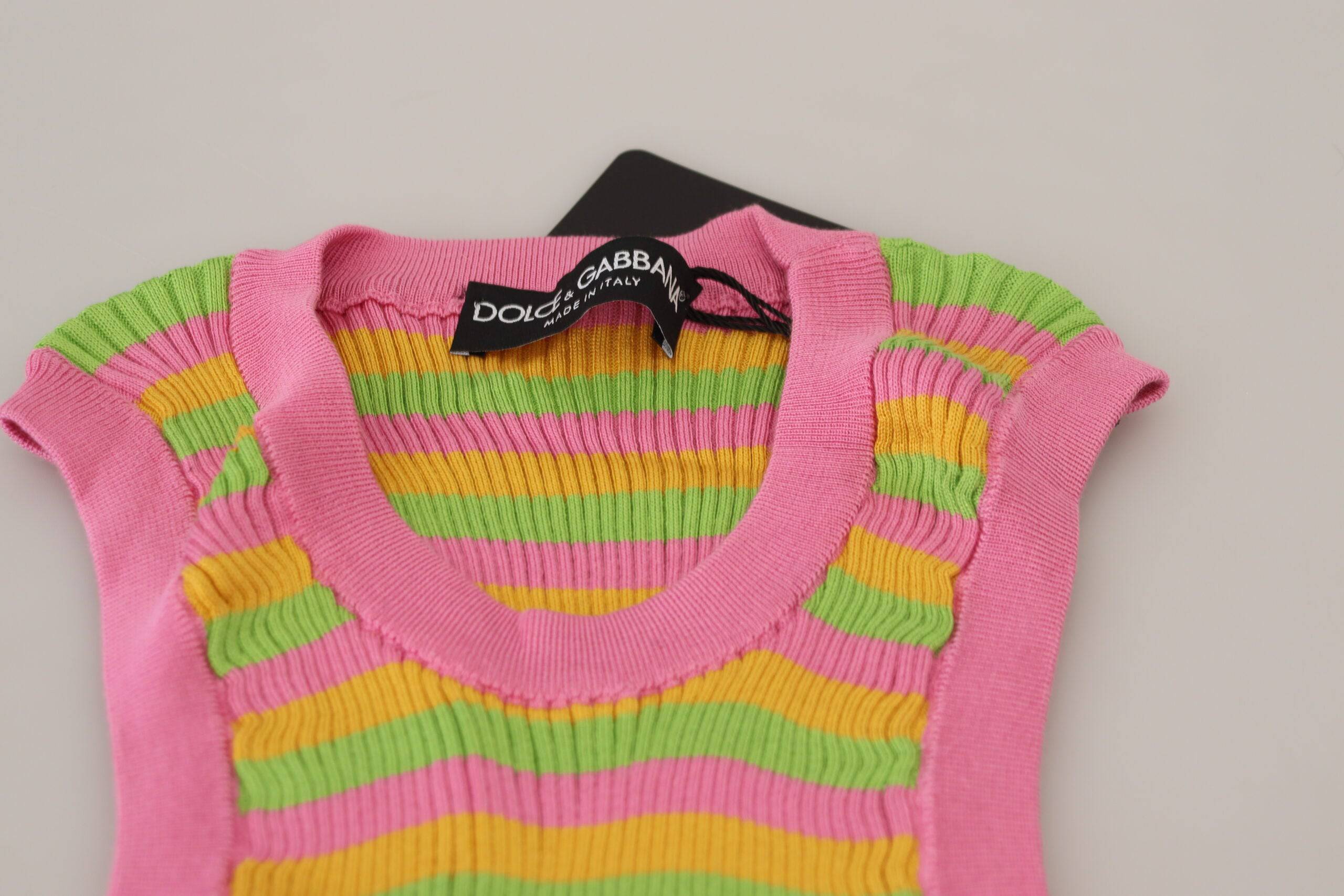 Débardeur en soie multicolore Dolce & Gabbana, gilet ou pull sans manches avec motif élégant et couleurs vives visible en image.