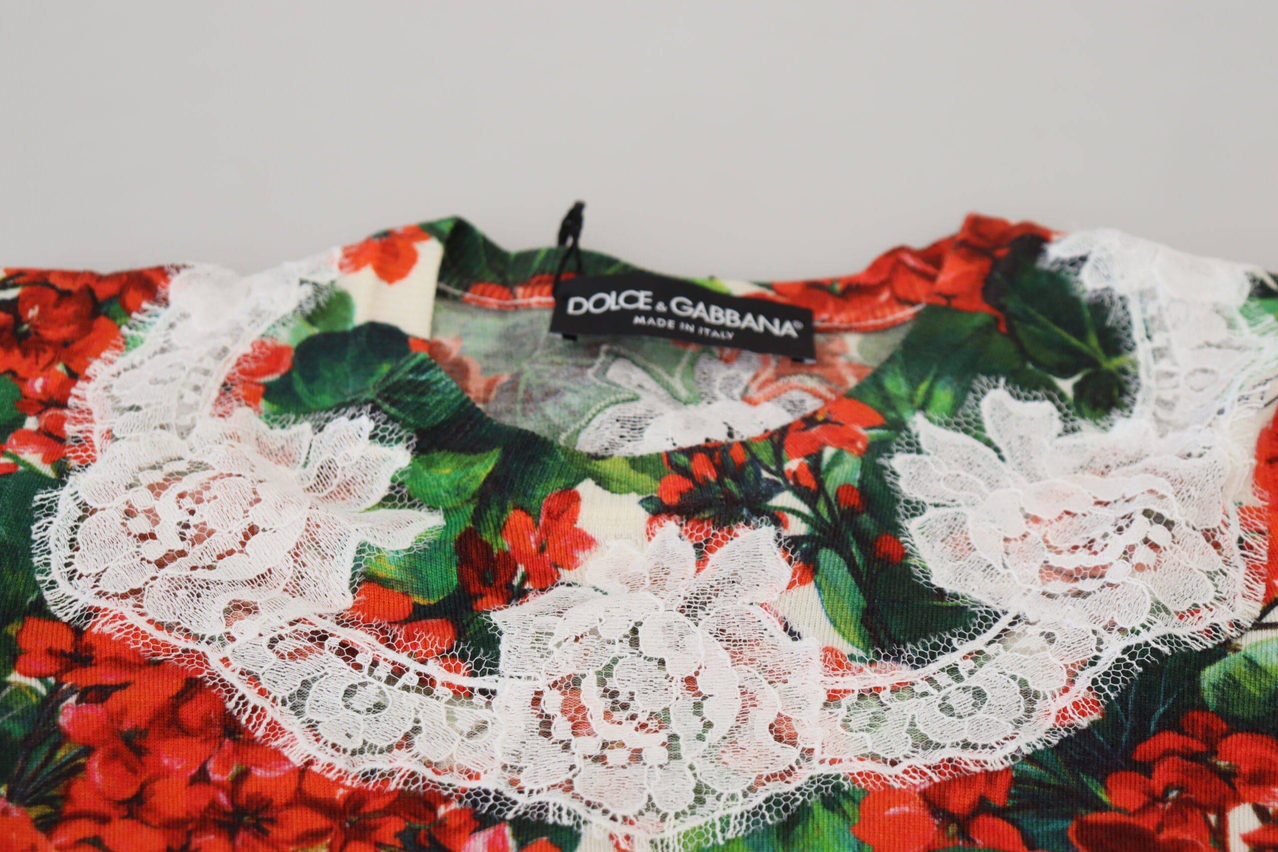 Débardeur en laine blanche Dolce & Gabbana avec motifs floraux en dentelle, ajusté et élégant.