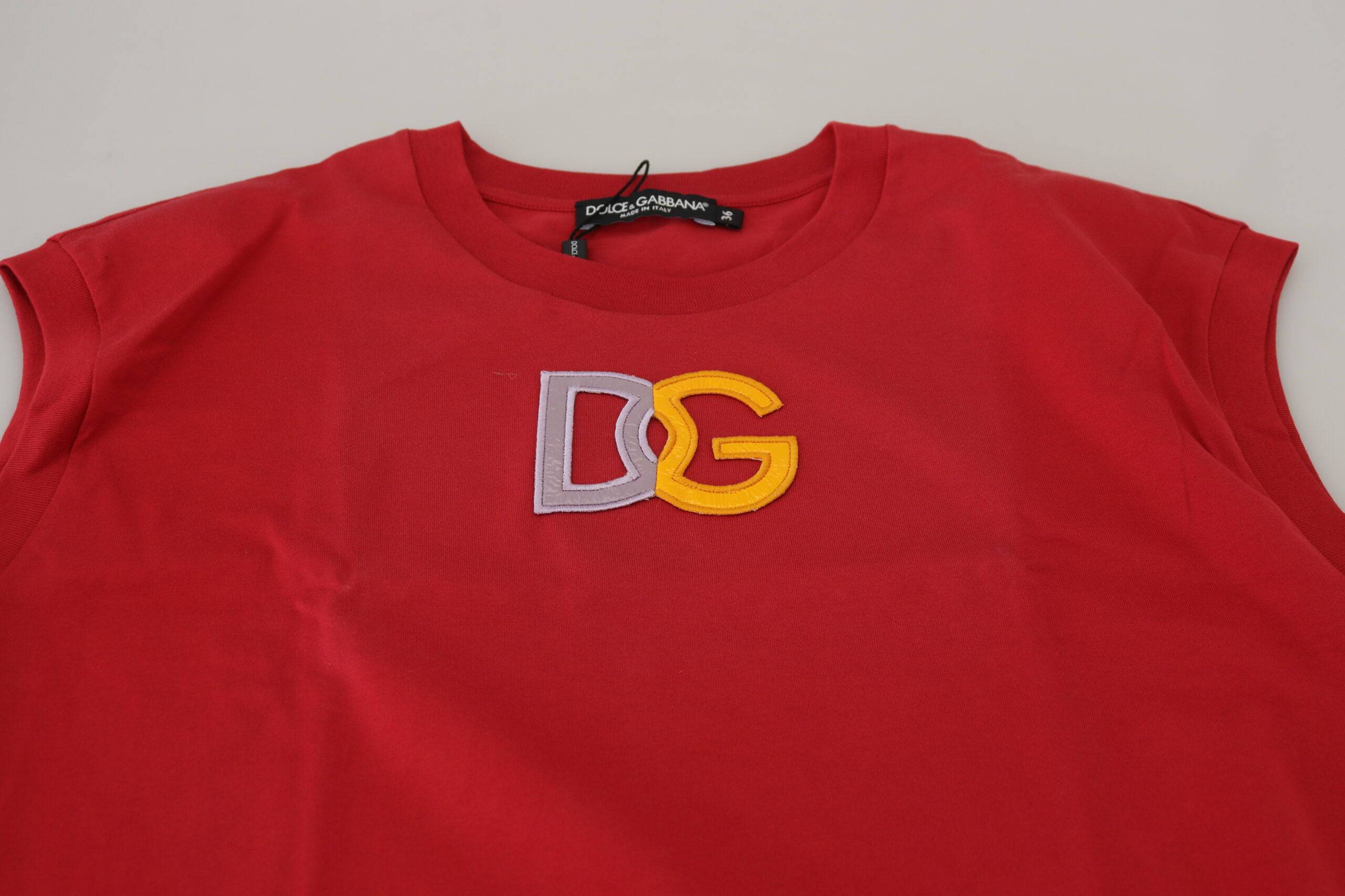T-shirt sans manches en coton rouge Dolce & Gabbana avec logo DG, vue de face.