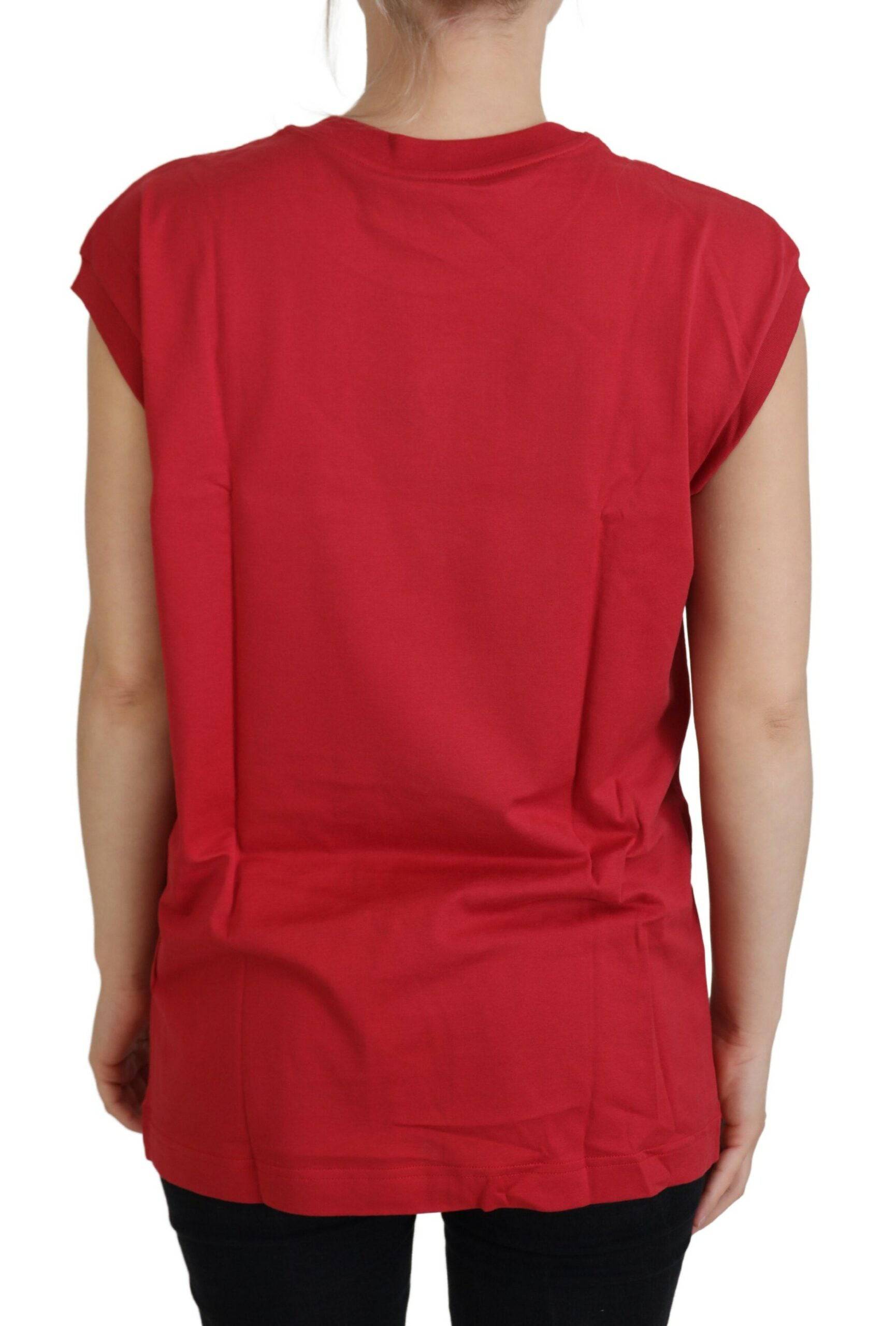 T-shirt en coton rouge Dolce & Gabbana avec logo DG, coupe décontractée, visible sur un mannequin.