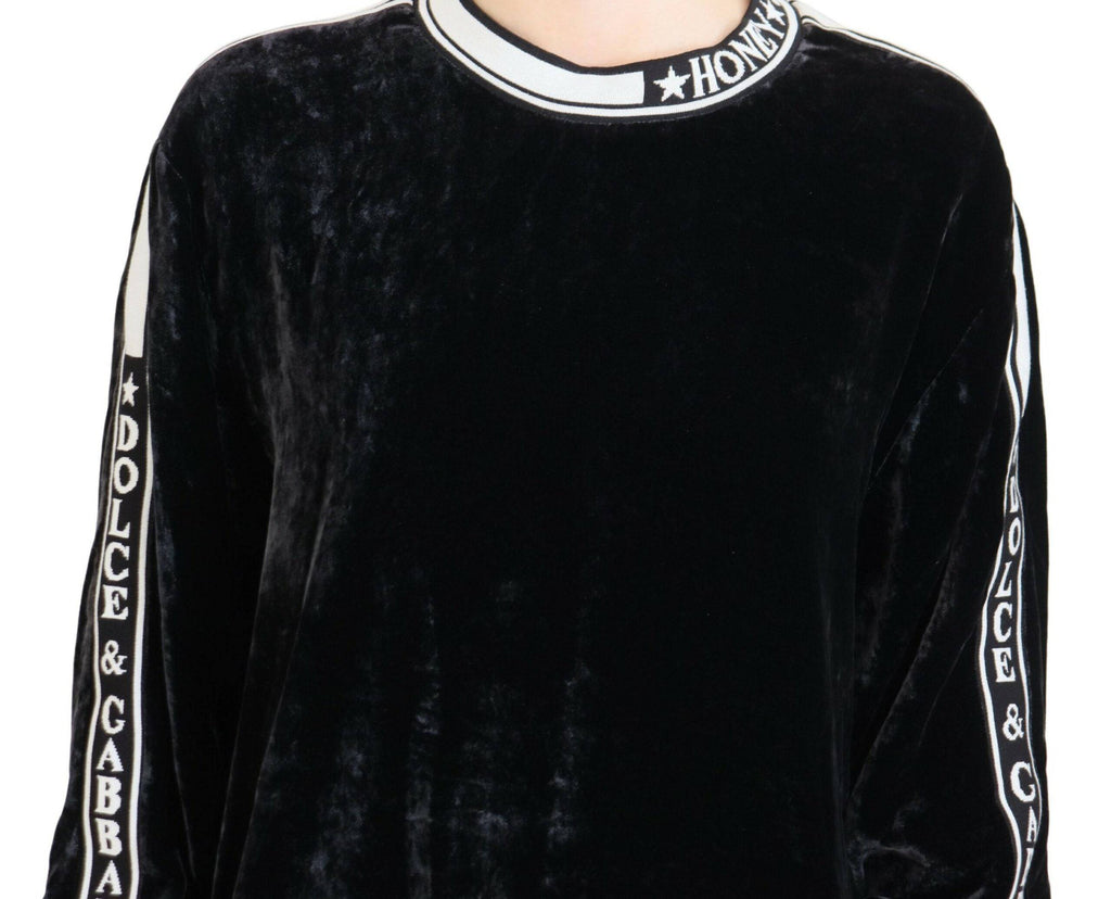 Pull rasé en velours noir de Dolce & Gabbana, pull à col rond élégant et doux, porté sur un mannequin.