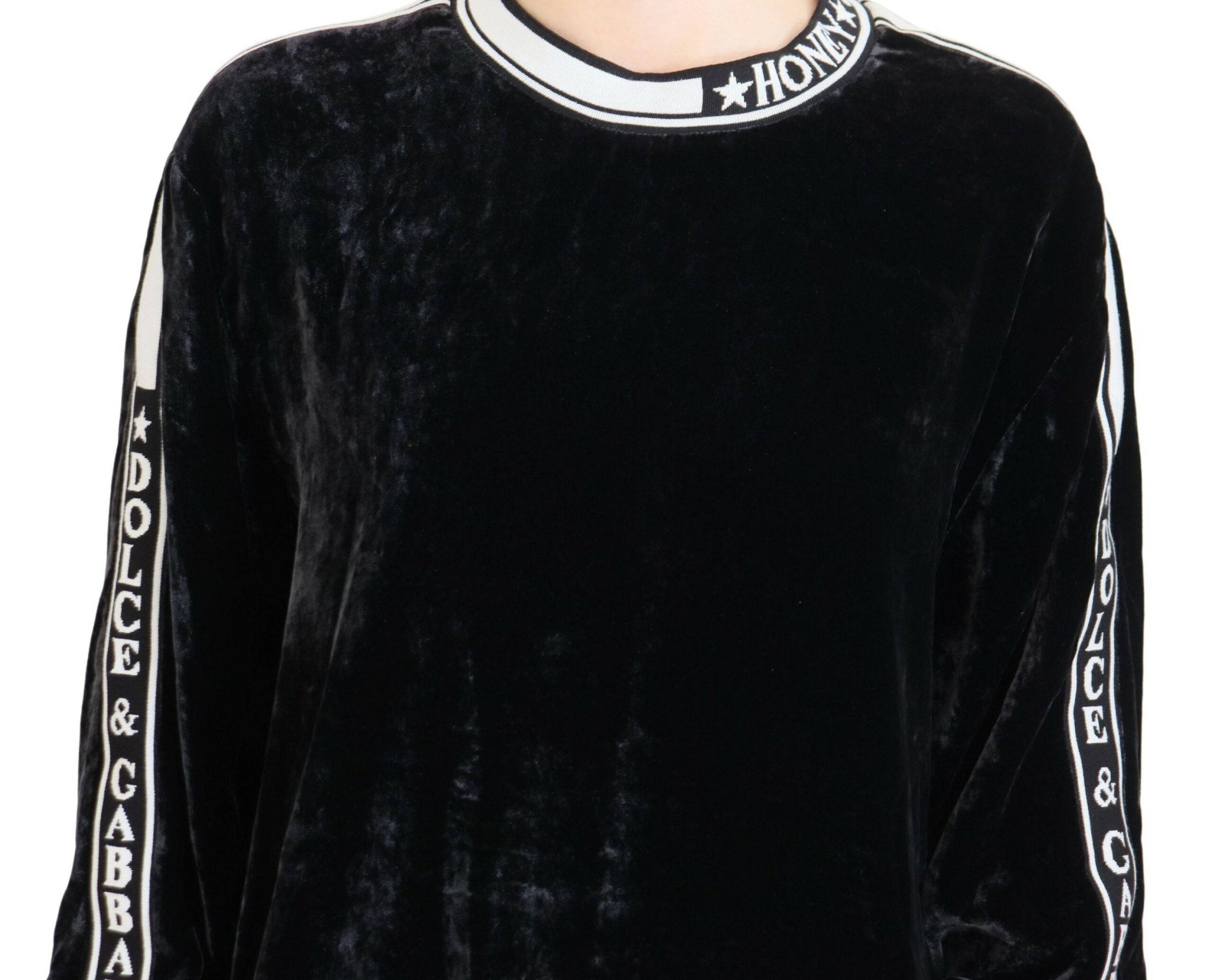 Pull rasé en velours noir de Dolce & Gabbana, pull à col rond élégant et doux, porté sur un mannequin.