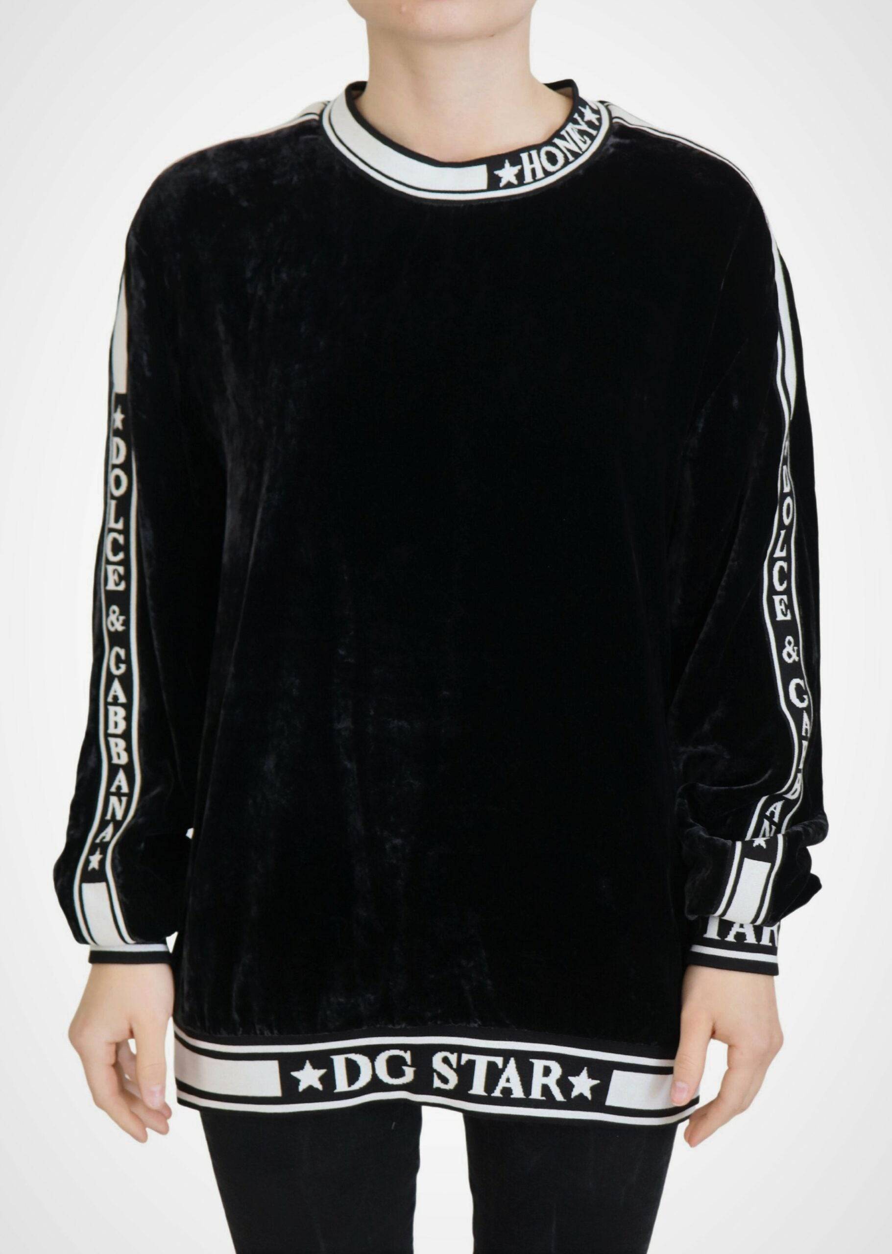 Pull en velours noir Dolce & Gabbana à col ras du cou, doux et élégant, porté ou posé sur un fond neutre.