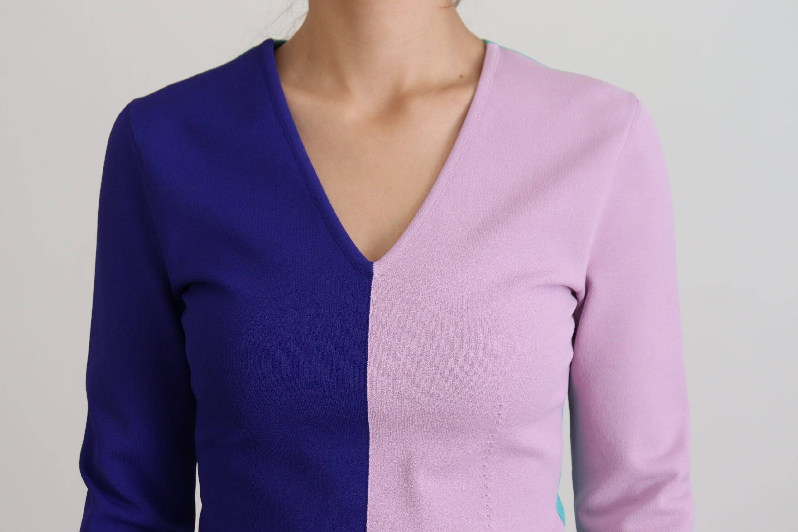 Pull à manches longues Dolce & Gabbana en viscose multicolore avec col en V, élégance et confort.