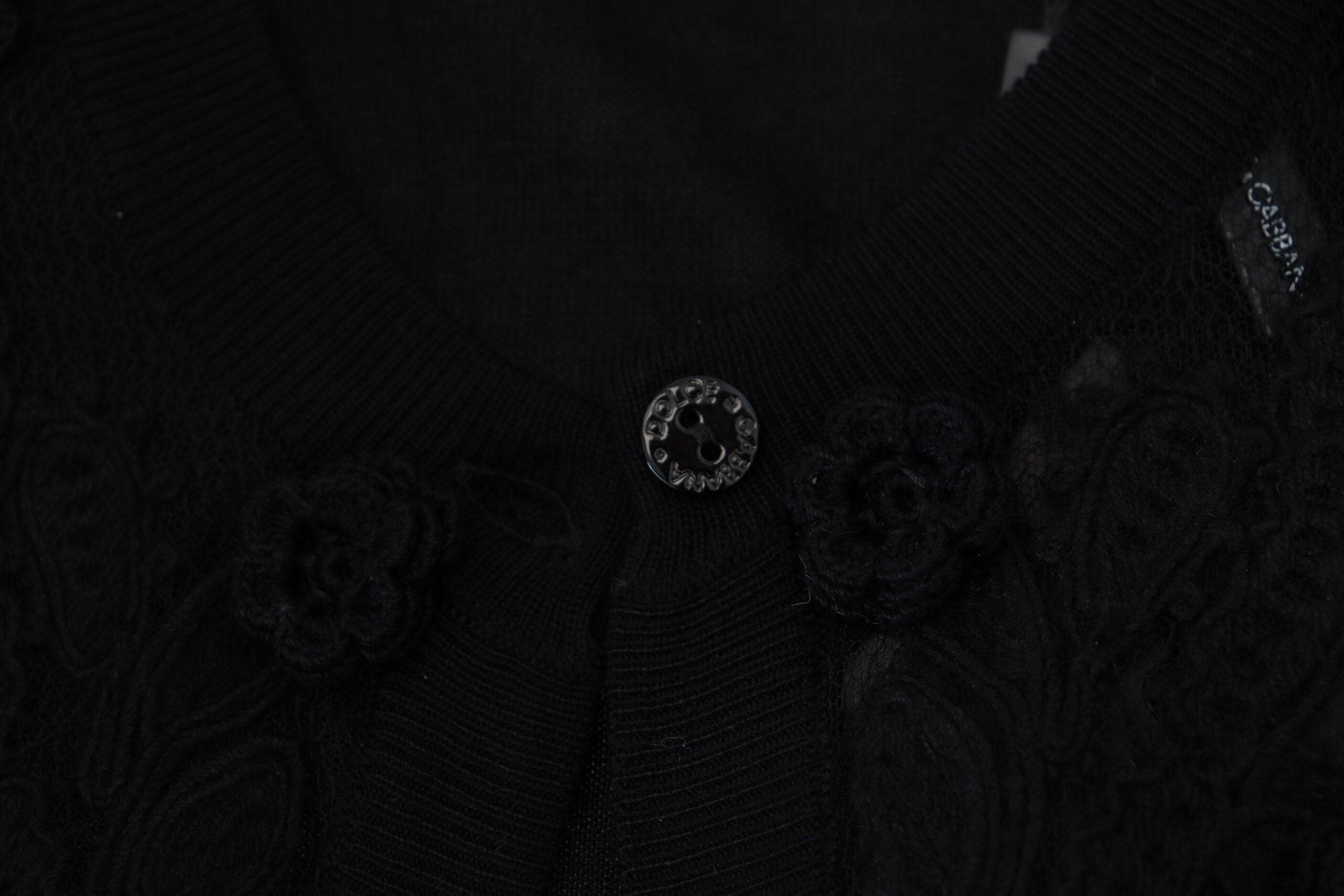 Cardigan noir Dolce & Gabbana en dentelle à fleurs avec boutons, élégant pull en laine à manches longues.