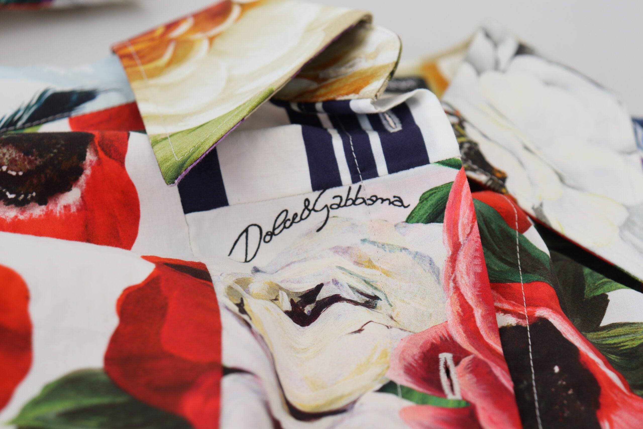 Blouse en coton Dolce & Gabbana à col avec motif floral multicolore, style élégant et féminin.