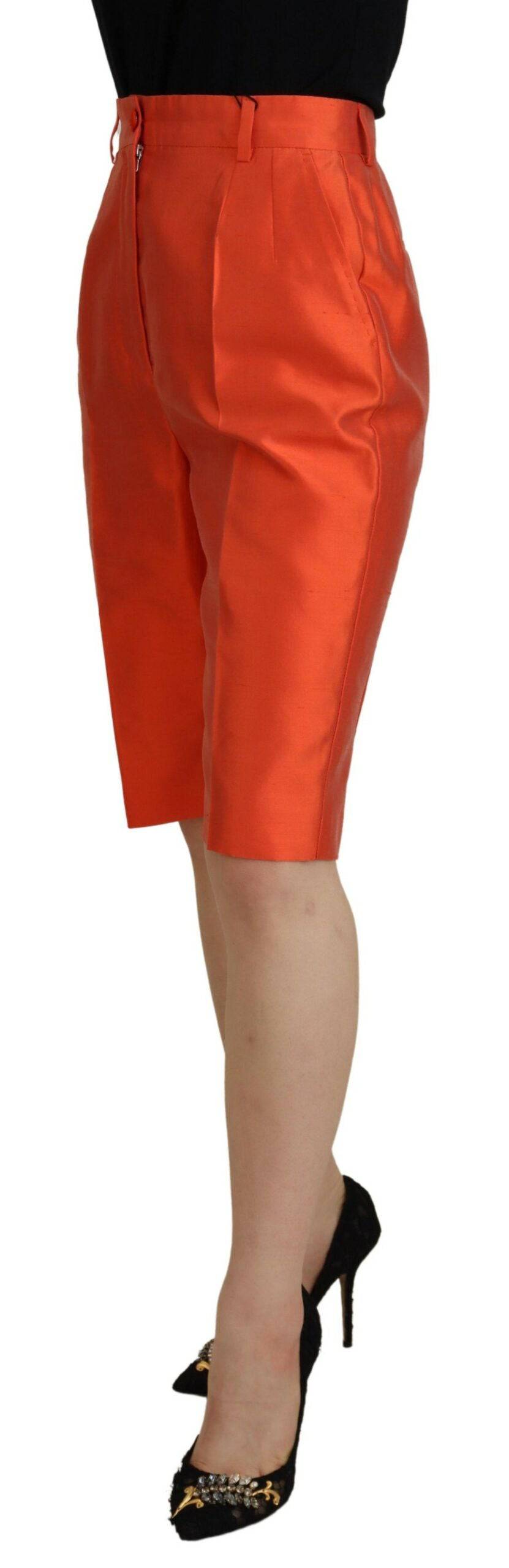 Pantalons courts en soie orange à taille haute de Dolce & Gabbana, coupe élégante, détails sophistiqués.