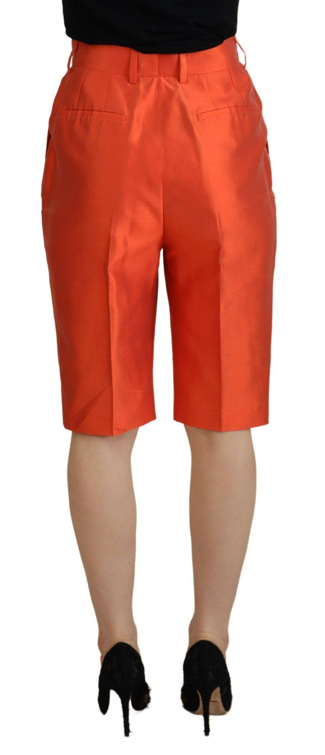 Pantalons courts en soie orange à taille haute de Dolce & Gabbana, style élégant et moderne.