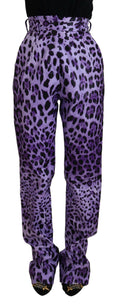 Pantalons Dolce & Gabbana à taille haute avec imprimé léopard violet, tissu fluide et coupe élégante.