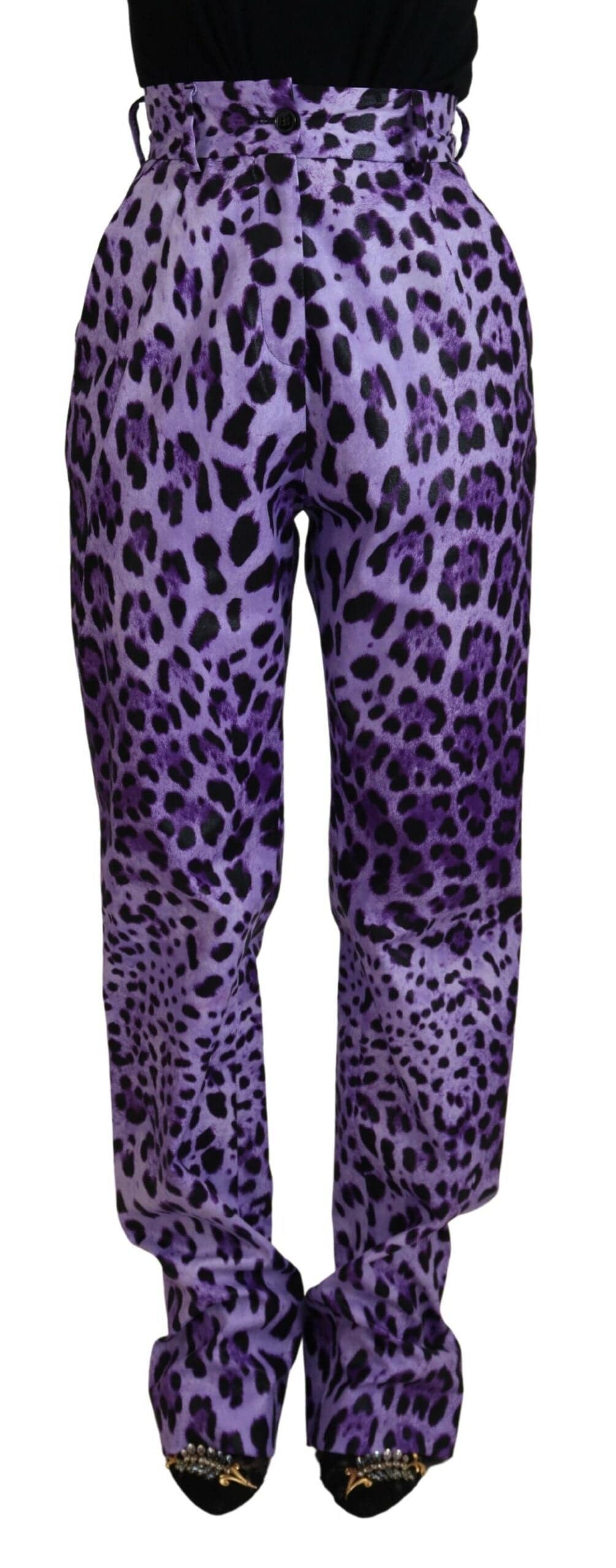 Pantalons Dolce & Gabbana à taille haute avec imprimé léopard violet, tissu fluide et coupe élégante.