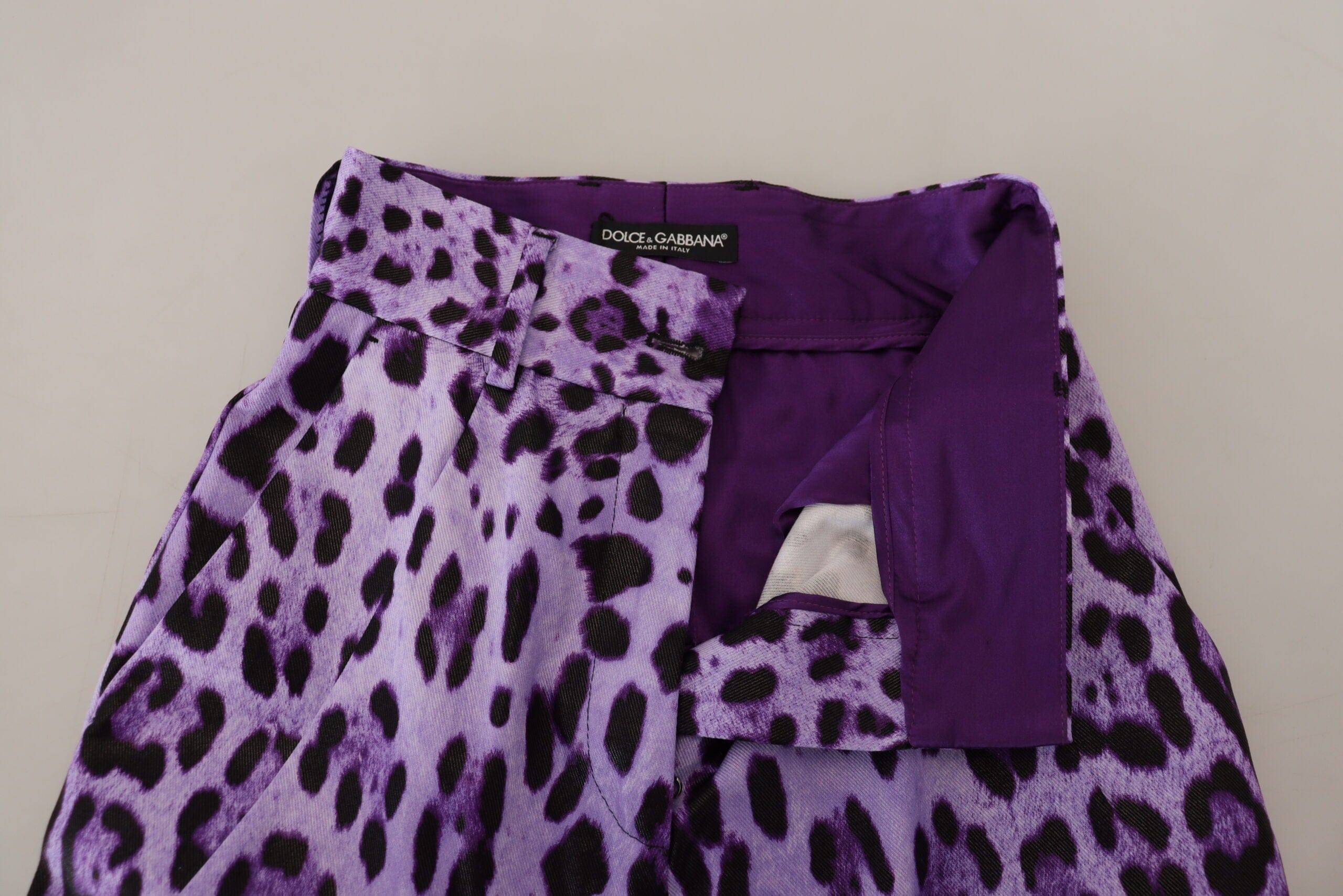 Pantalons haute taille à imprimé léopard violet de Dolce & Gabbana, tissu fluide et élégant pour un style audacieux.