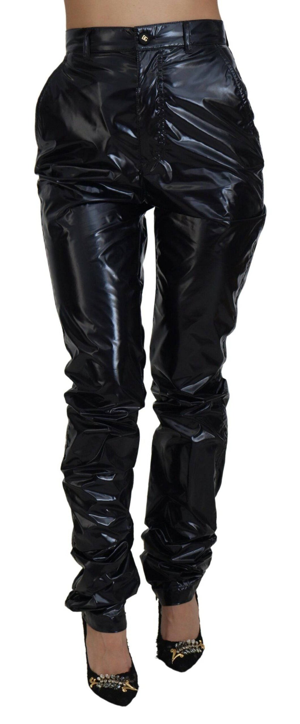 Pantalon skinny noir en nylon taille haute de Dolce & Gabbana, ajusté et élégant, visible sur le mannequin.
