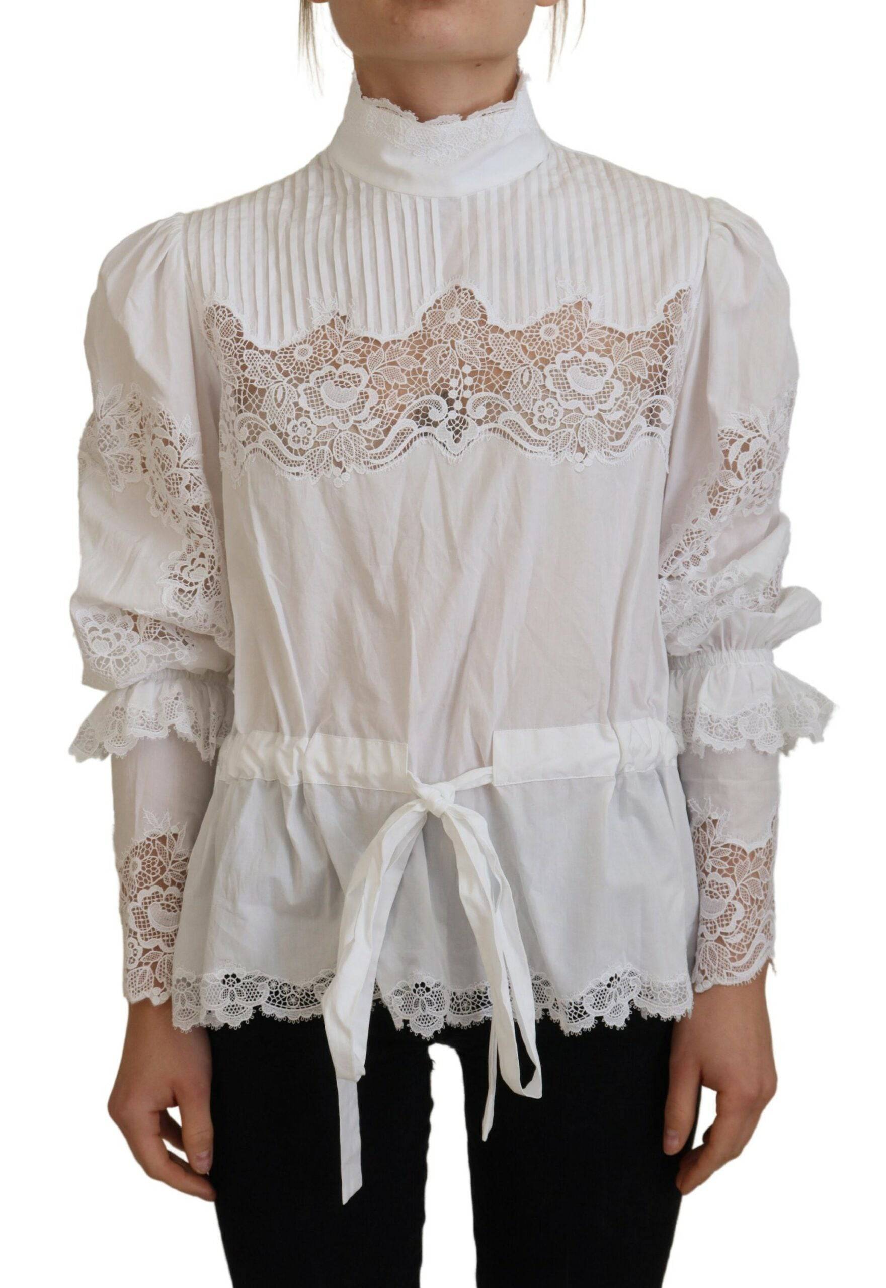 Blouse blanche en coton Dolce & Gabbana avec col roulé et bordure en dentelle, élégante et féminine.