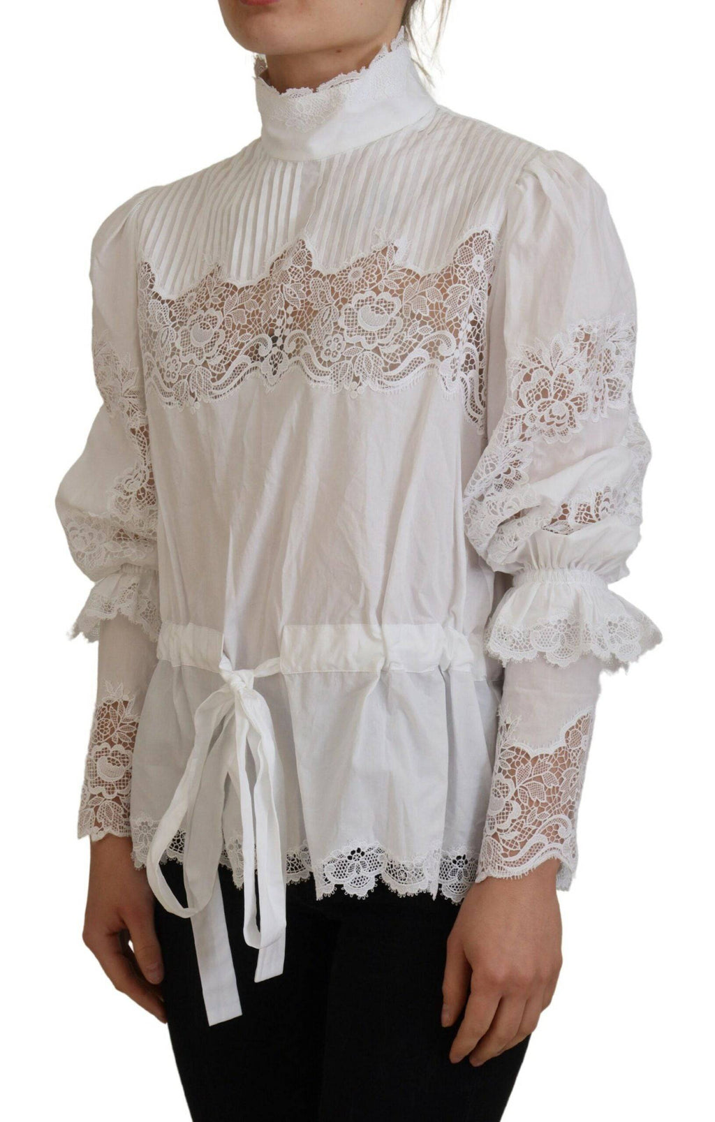 Blouse blanche Dolce & Gabbana en coton avec dentelle, col roulé, style élégant et féminin.