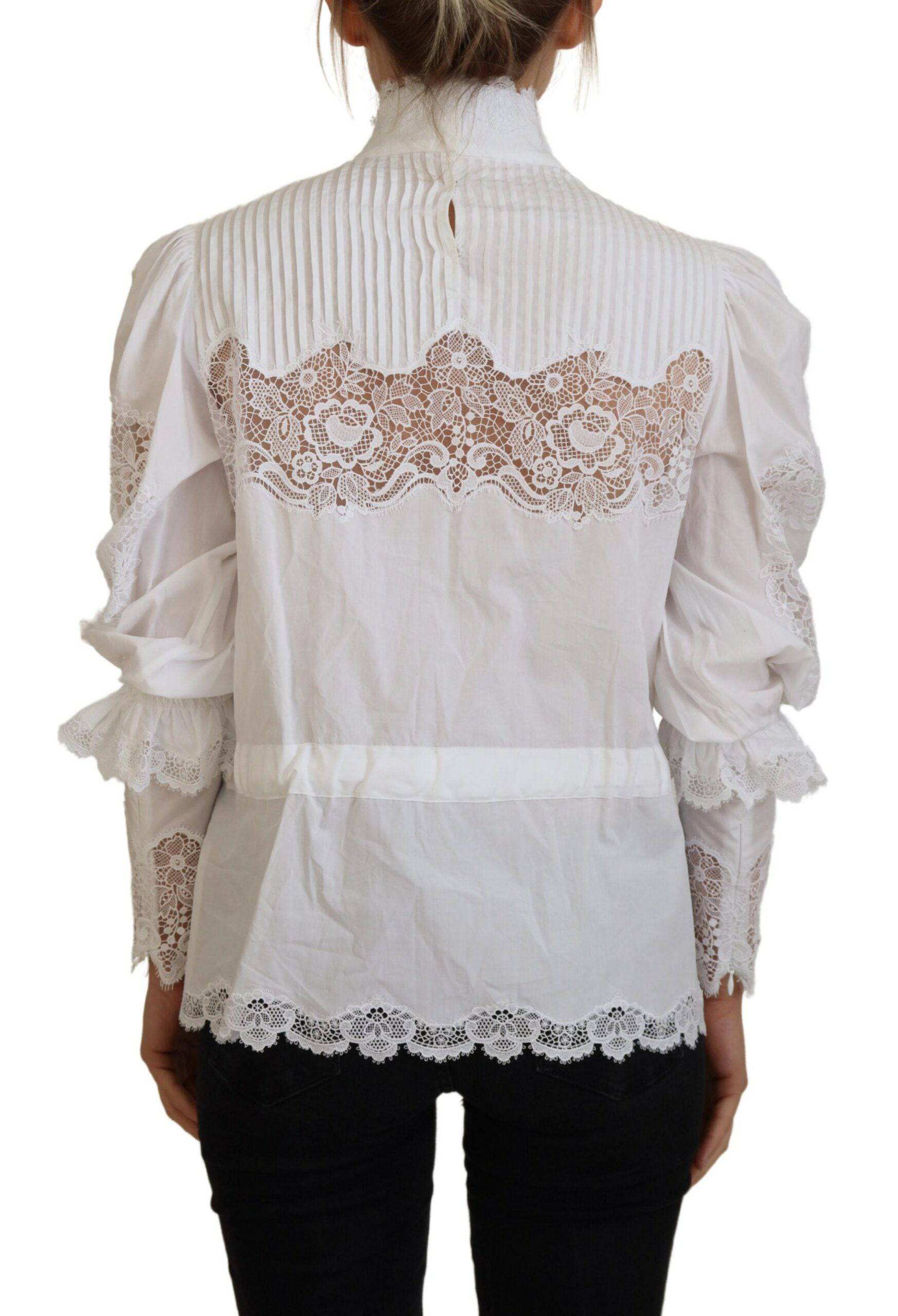 Blouse blanche en coton Dolce & Gabbana avec bordure en dentelle et col roulé, image montrant le haut élégant et sophistiqué.