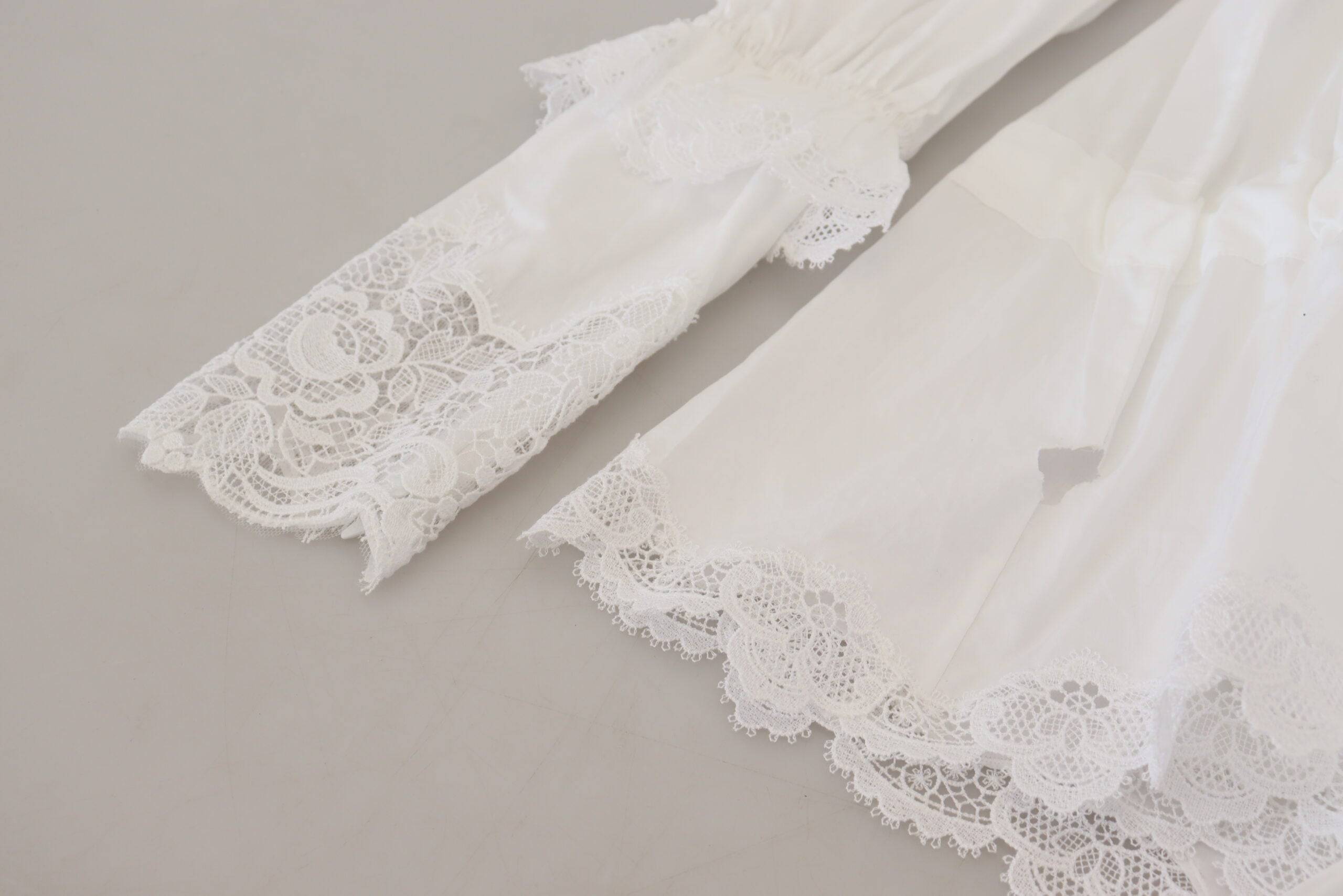 Blouse Dolce & Gabbana en coton blanc avec col montant et finition en dentelle, détails élégants et tissu léger.