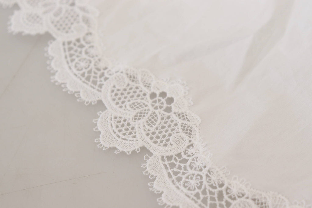 Blouse blanche en coton avec dentelle, col roulé Dolce & Gabbana, détail élégant et tissu léger visible sur l'image.