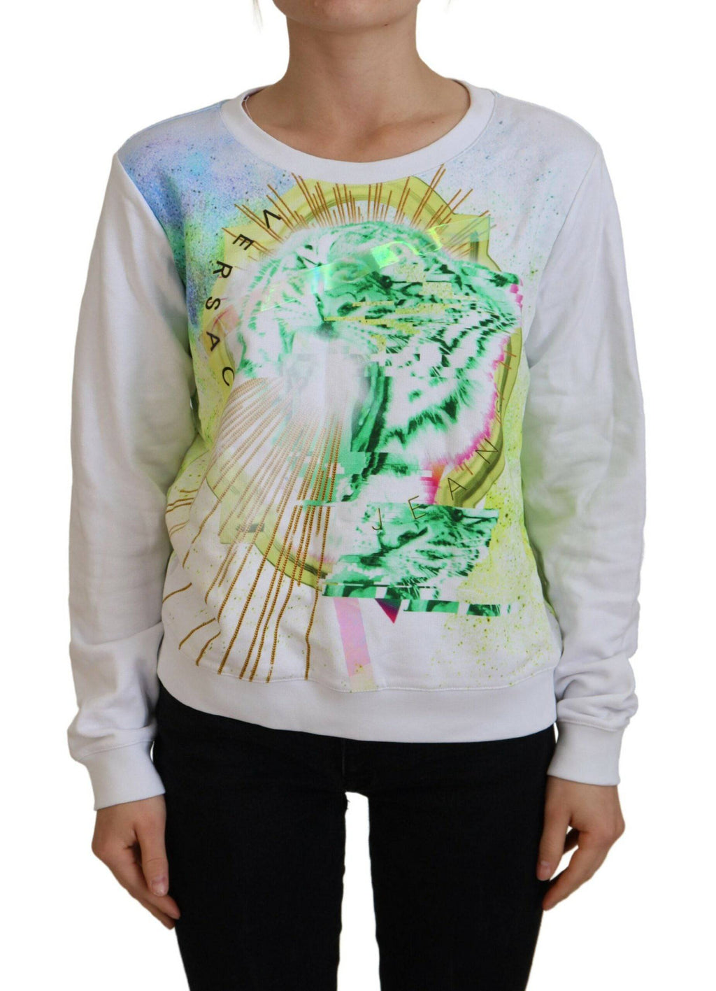 Pull à manches longues Versace Jeans blanc avec imprimé graphique, style décontracté et tendance.