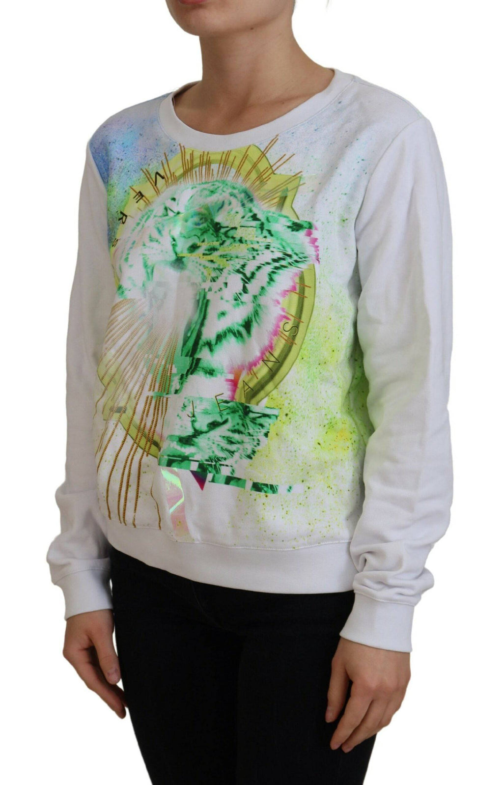 Pull à manches longues blanc avec imprimé graphique Versace Jeans, style élégant et moderne, visible sur le modèle.