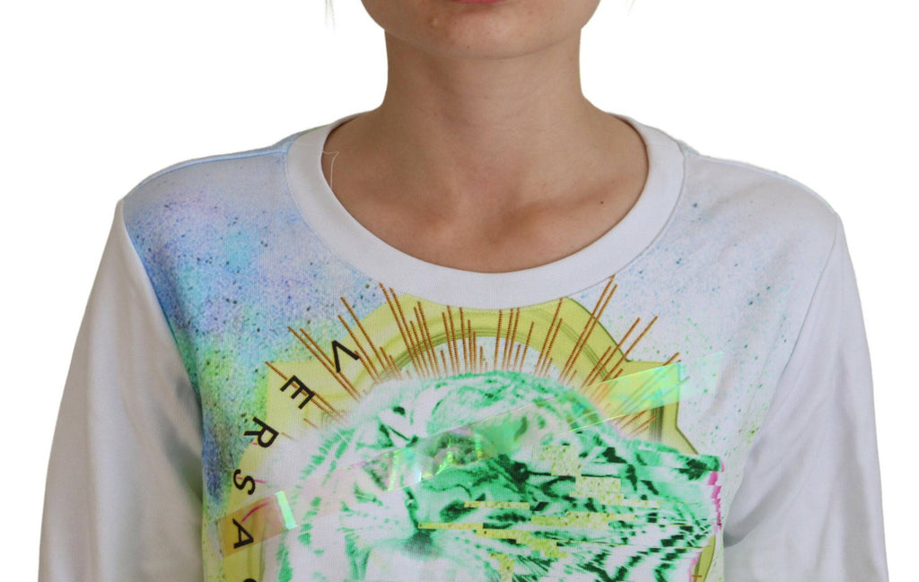 Pull à manches longues Versace Jeans blanc avec imprimé graphique tendance, doux et confortable pour un style décontracté.