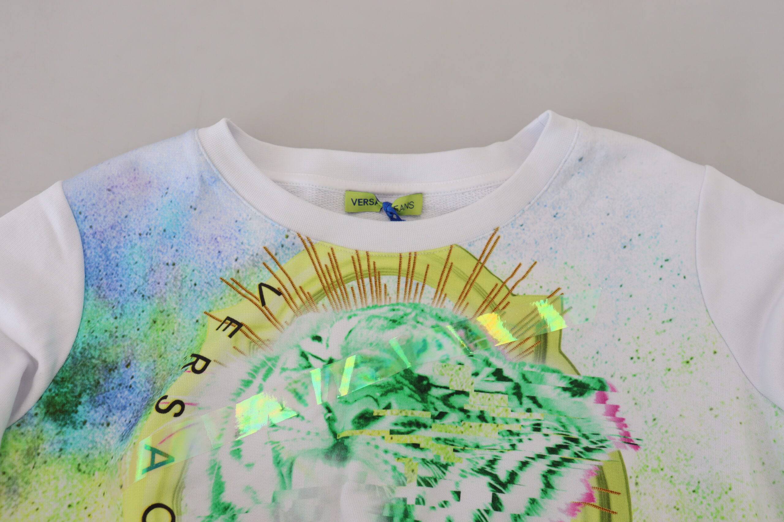 Pull à manches longues Versace Jeans blanc avec imprimé graphique, style décontracté et tendance.