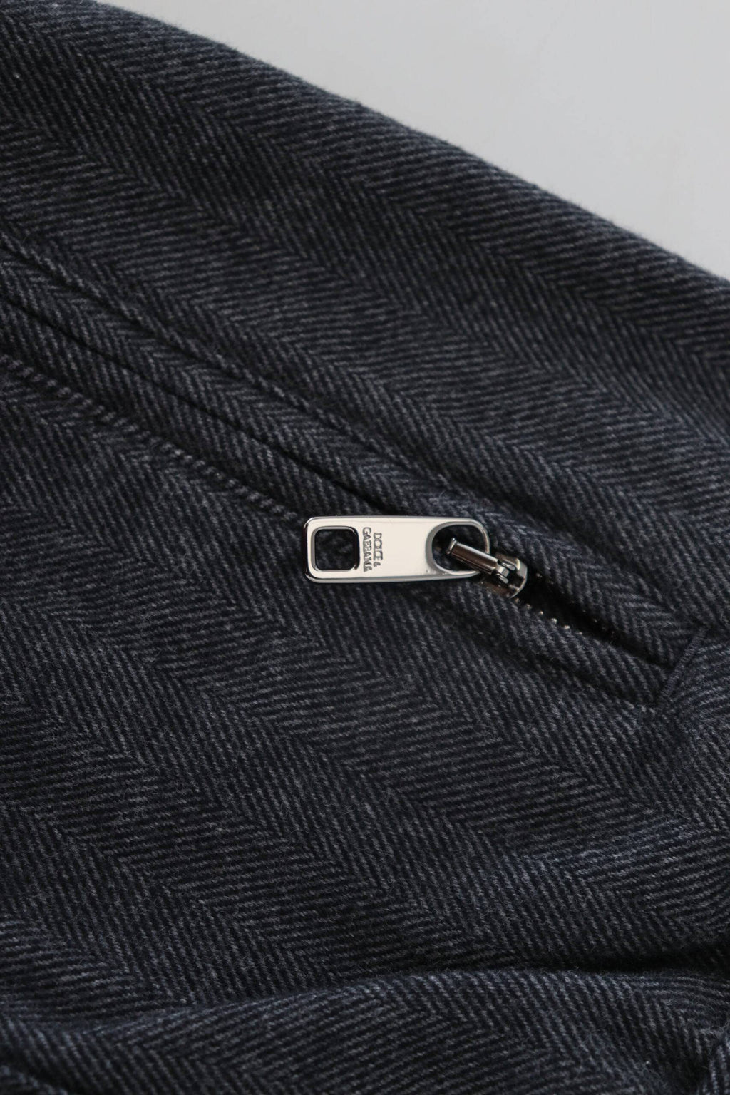 Pantalon jogger pour homme Dolce & Gabbana en coton gris, style décontracté avec poches et taille élastique.