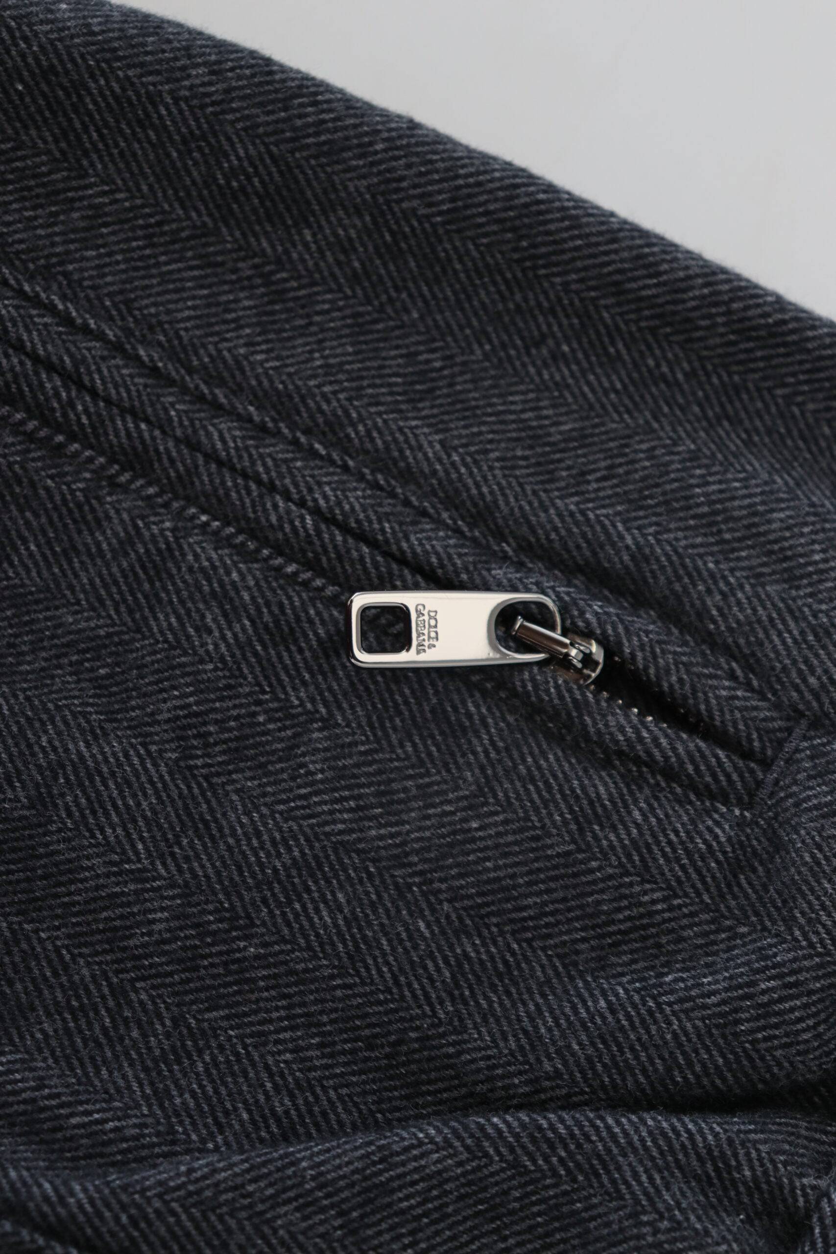Pantalon jogger pour homme Dolce & Gabbana en coton gris, style décontracté avec poches et taille élastique.