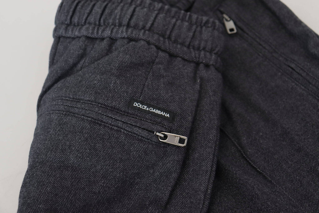 Pantalon jogging gris en coton pour homme de Dolce & Gabbana, coupe décontractée et style moderne visible sur l'image.