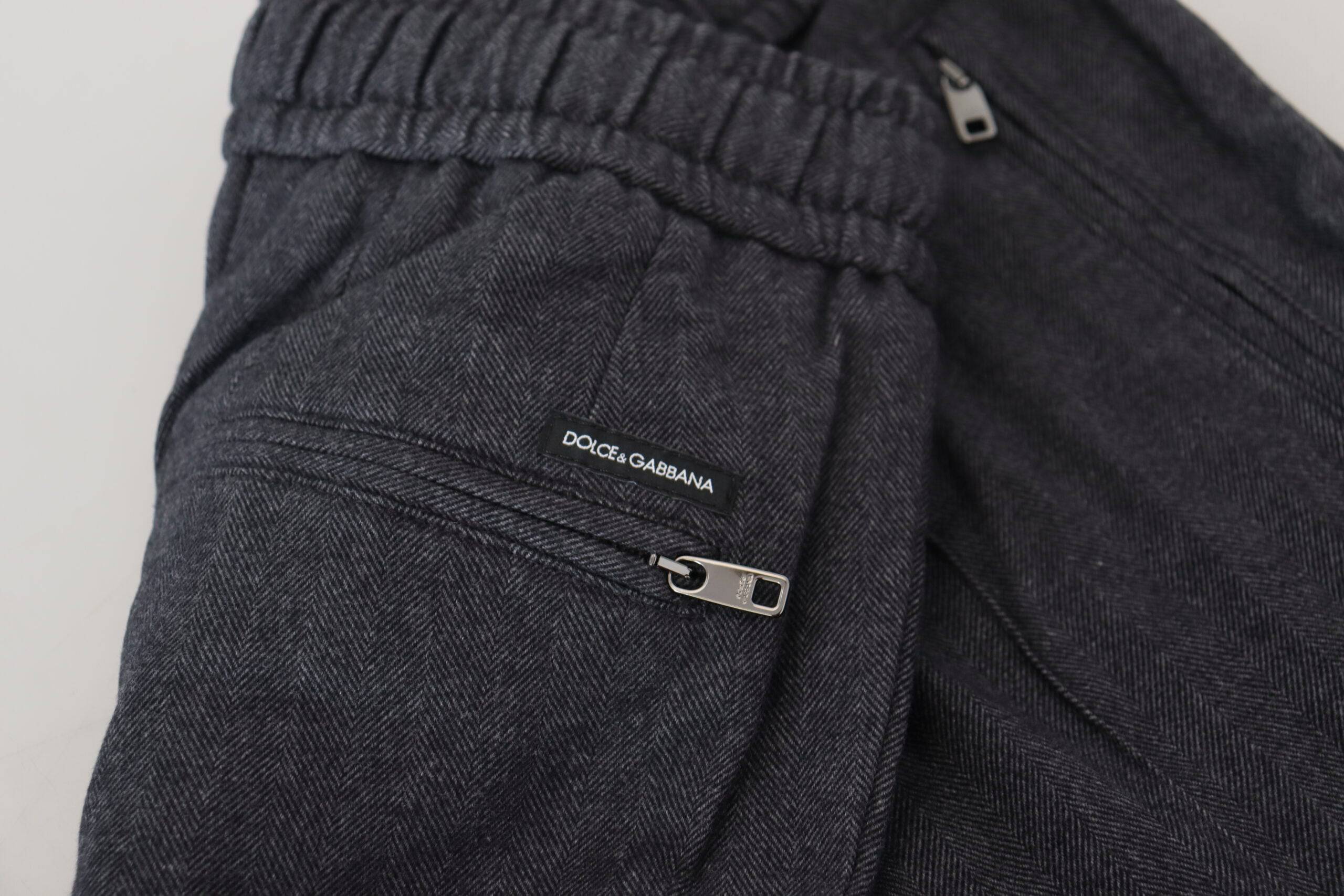 Pantalon jogging gris en coton pour homme de Dolce & Gabbana, coupe décontractée et style moderne visible sur l'image.