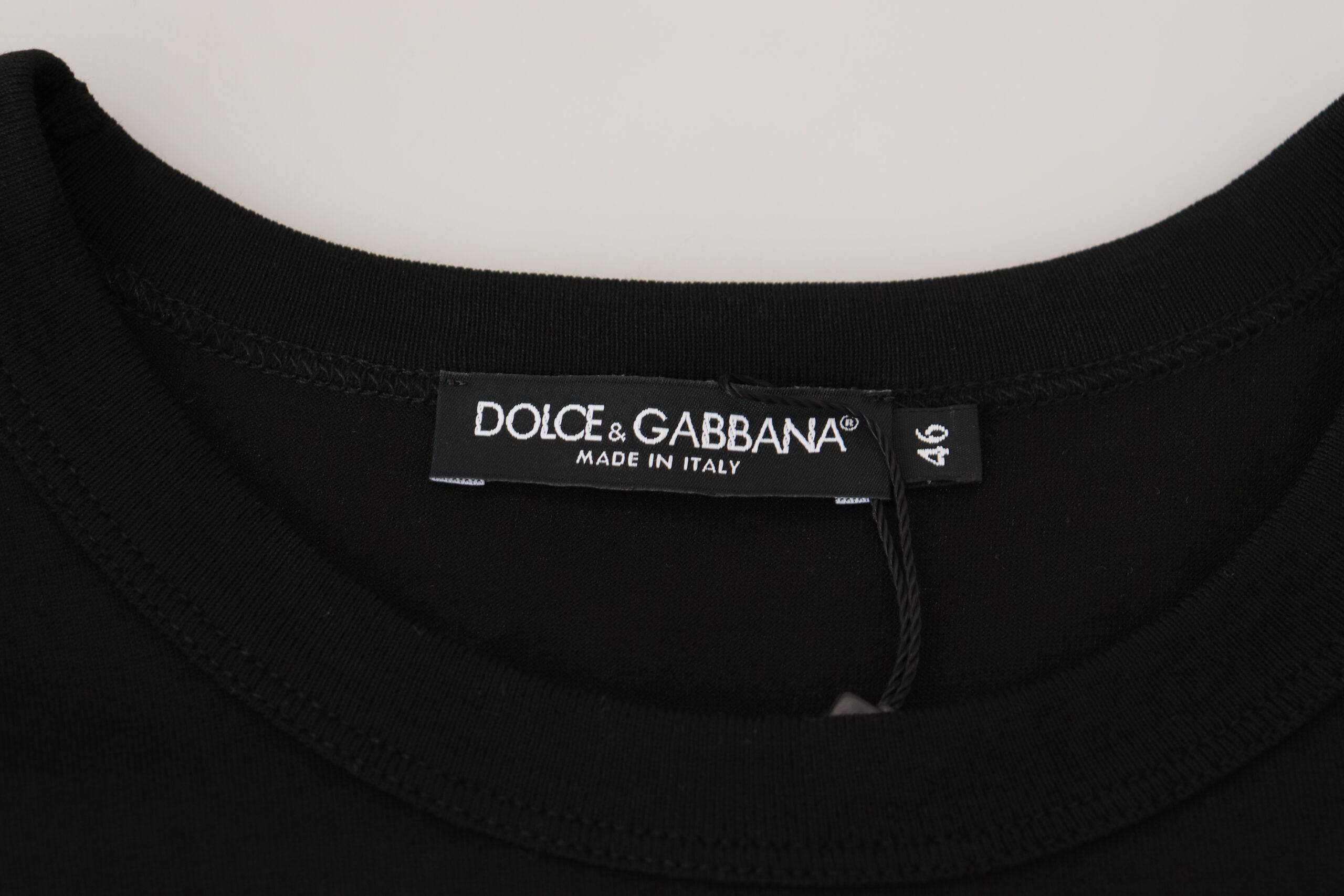 T-shirt à manches courtes noir Dolce & Gabbana en coton, vue de face, détails du design moderne, porté par un mannequin.