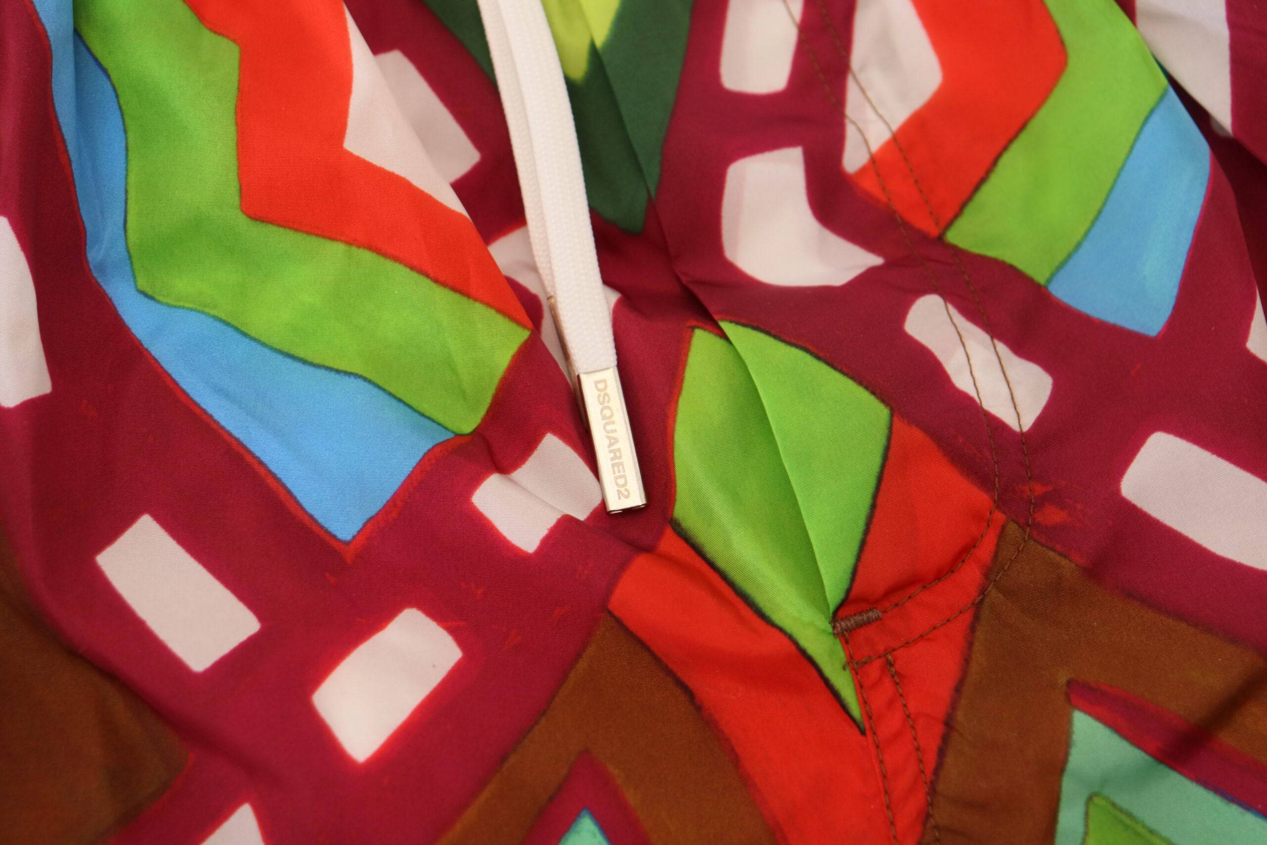 Shorts de bain multicolores pour homme Dsquared², imprimés tendance, parfaits pour la plage ou la piscine.