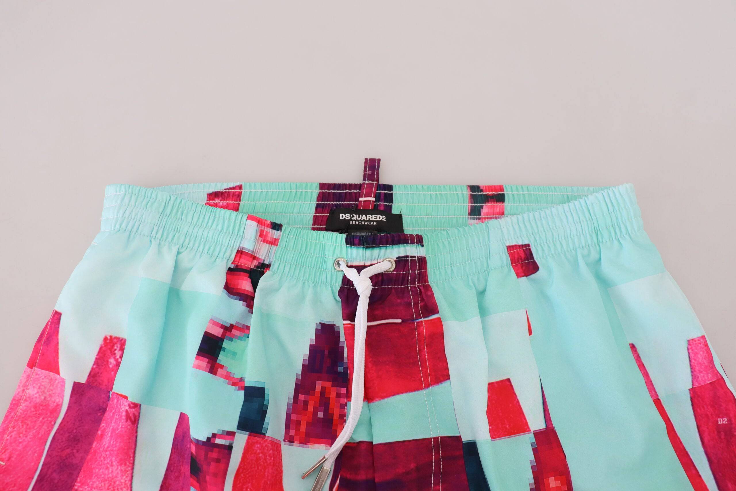 Shorts de bain multicolores Dsquared² avec imprimé, vêtement de plage pour homme, style tendance et confortable.
