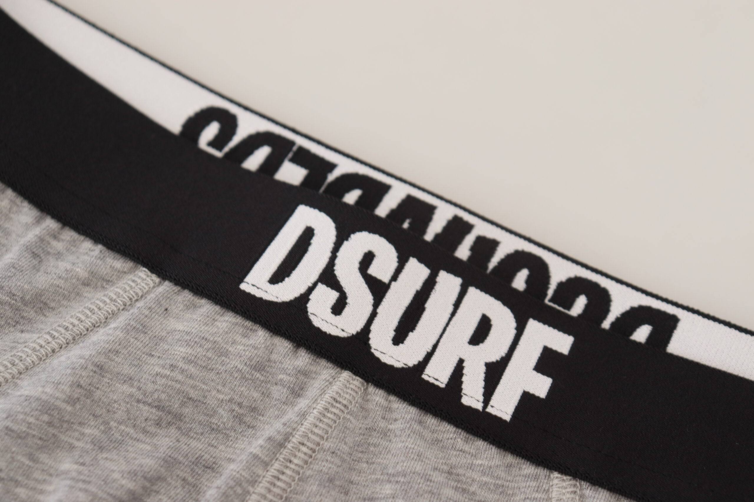 Sous-vêtements homme gris Dsquared² DSURF Logo en coton stretch, brève confortable et stylée, vue de face.