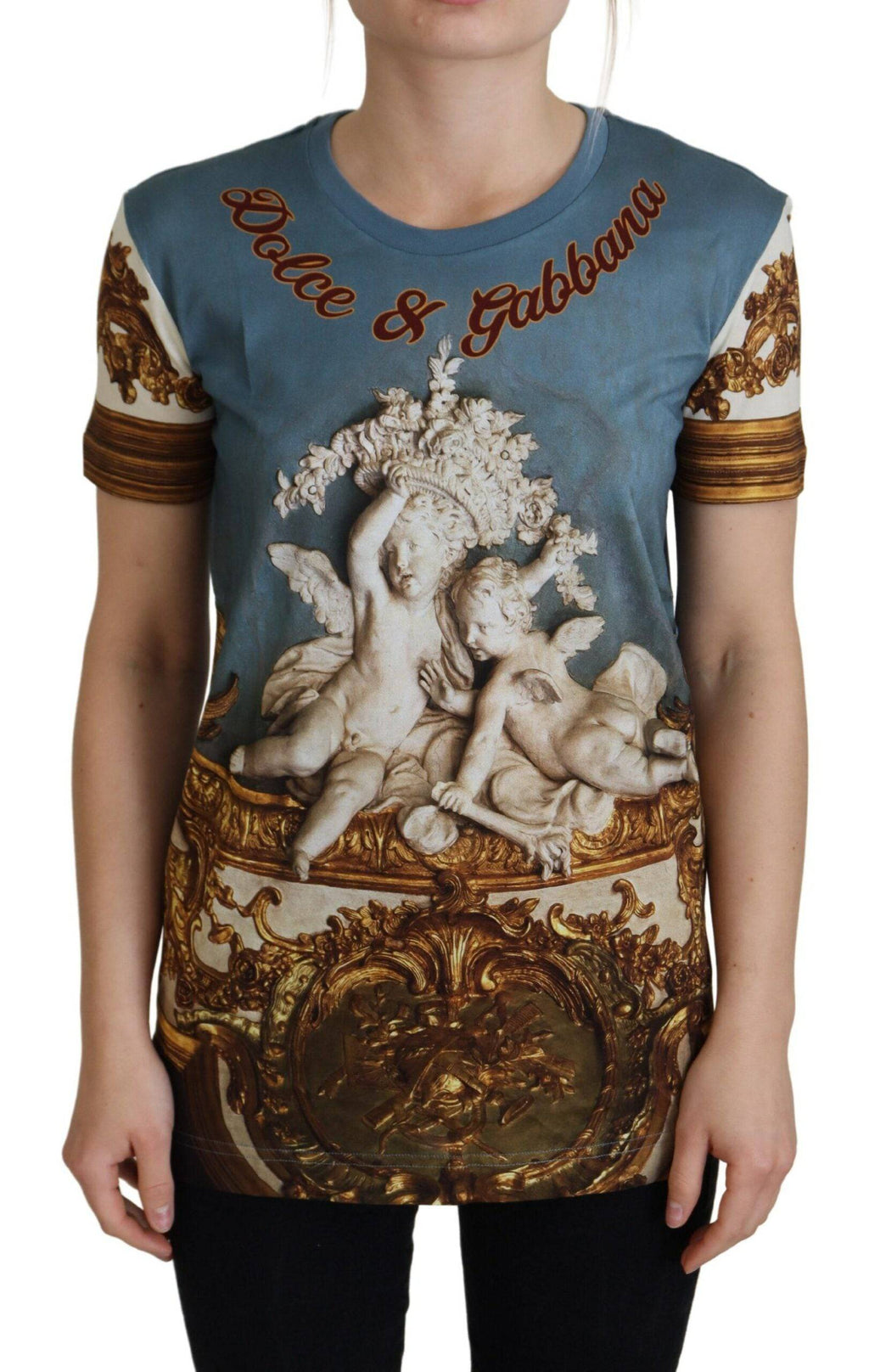 Chemise Dolce & Gabbana à logo multicolore DG et motif d'ange, courte et élégante, visible en gros plan.
