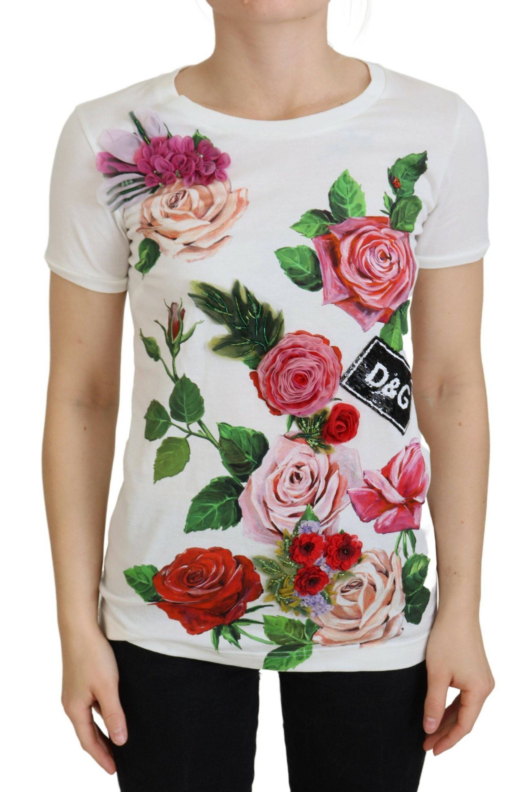 Haut à manches courtes blanc Dolce & Gabbana avec logo DG et motif de roses imprimé, style élégant et tendance.