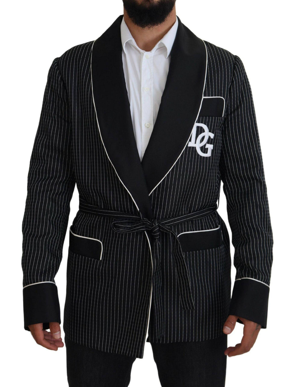 Veste blazer noire Dolce & Gabbana pour homme avec rayures et patch DG visible, style élégant et moderne.